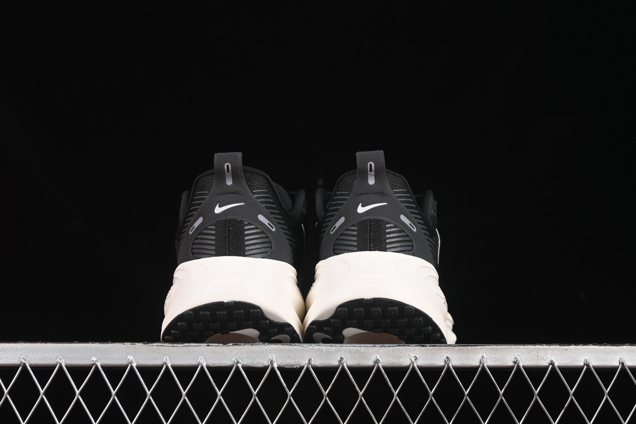 💰220纯原
 Nike Air Zoom Vomero 18 登月18 2025新款缓震休闲跑鞋 HM6803-007
#内置全新缓震Zoom气垫
尺码：36 36.5 37.5 38 38.5 39 40 40.5 41 42 42.5 43 44 44.5 45 46 N.D4