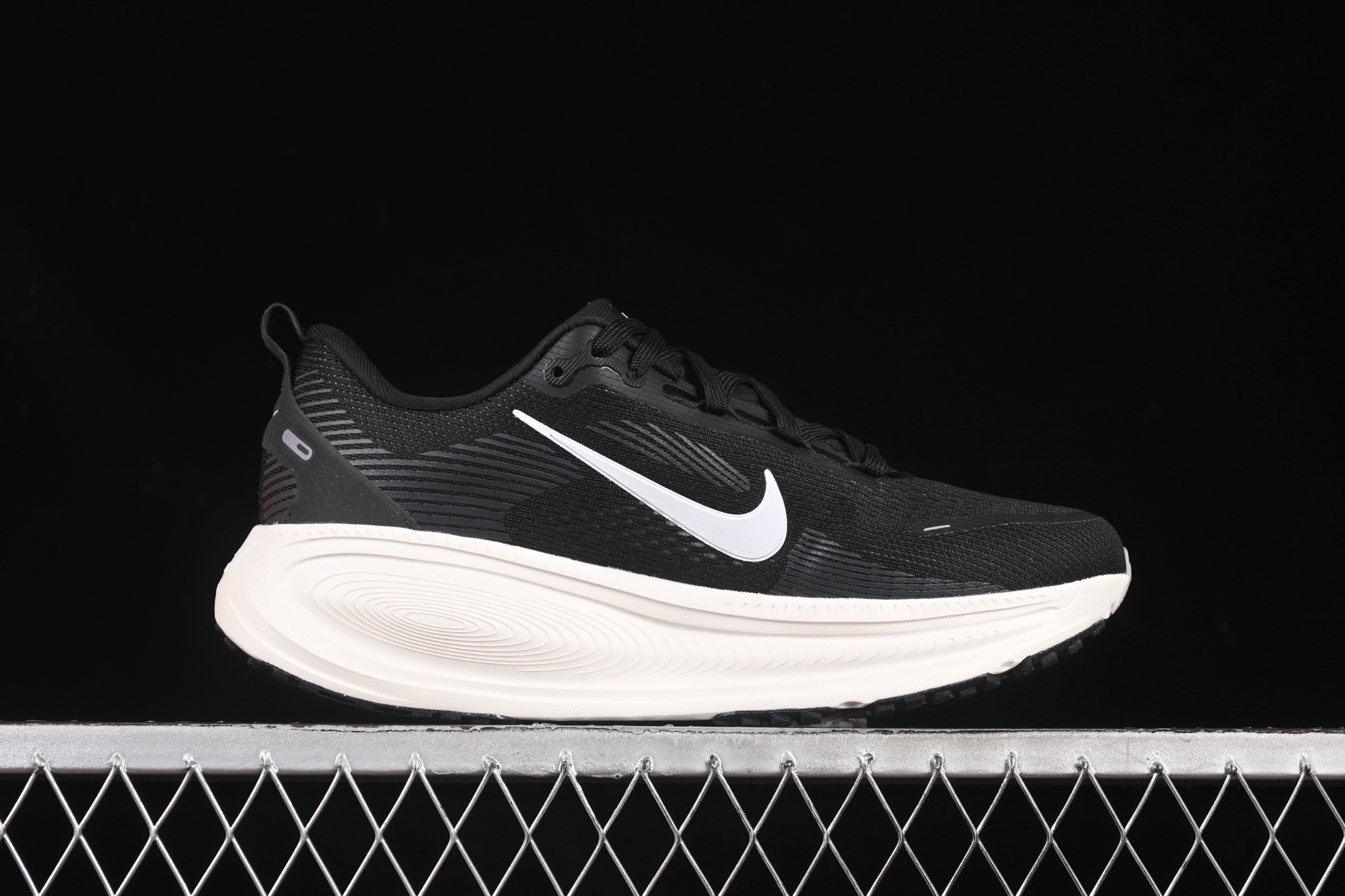 💰220纯原
 Nike Air Zoom Vomero 18 登月18 2025新款缓震休闲跑鞋 HM6803-007
#内置全新缓震Zoom气垫
尺码：36 36.5 37.5 38 38.5 39 40 40.5 41 42 42.5 43 44 44.5 45 46 N.D4