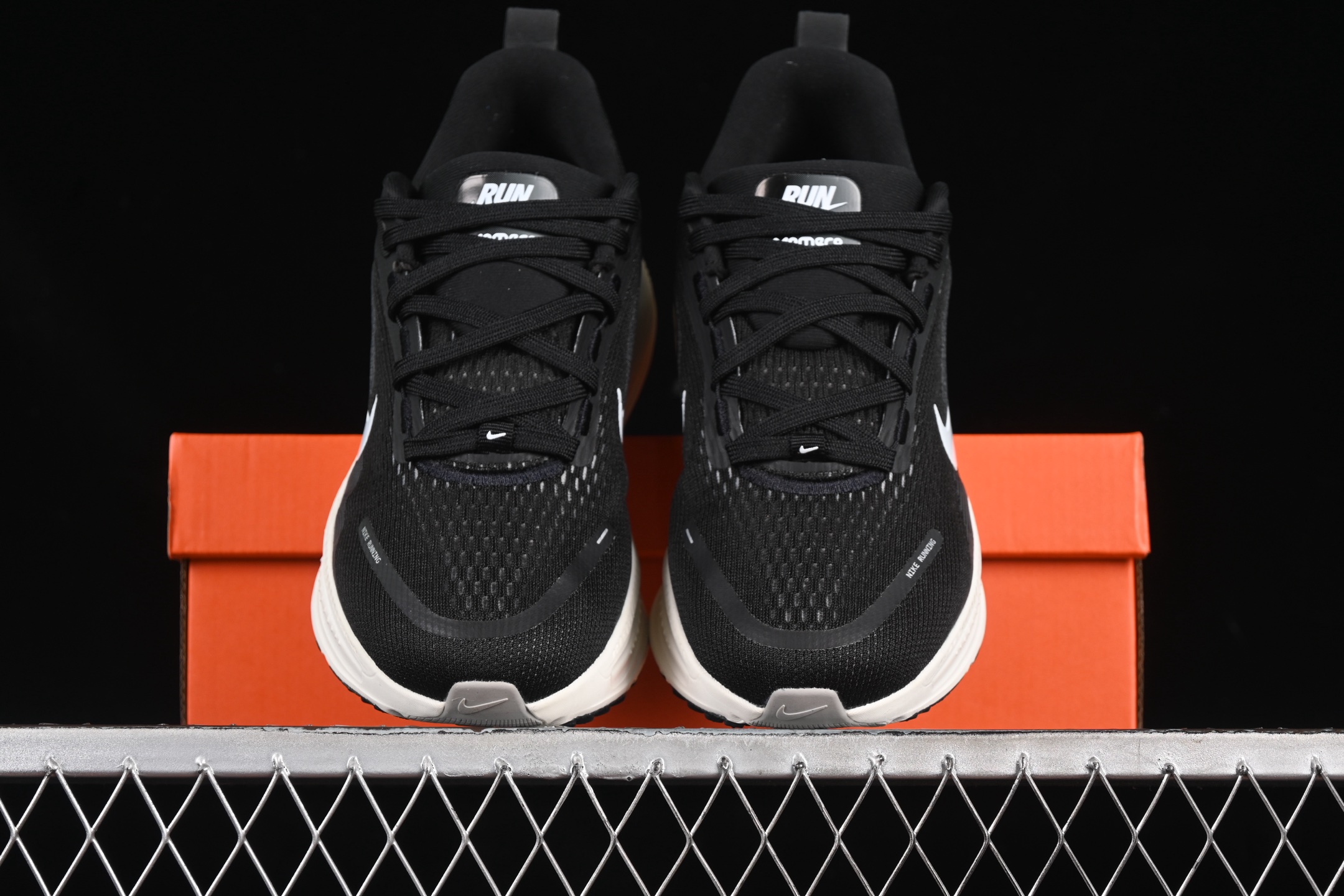 💰220纯原
 Nike Air Zoom Vomero 18 登月18 2025新款缓震休闲跑鞋 HM6803-007
#内置全新缓震Zoom气垫
尺码：36 36.5 37.5 38 38.5 39 40 40.5 41 42 42.5 43 44 44.5 45 46 N.D4