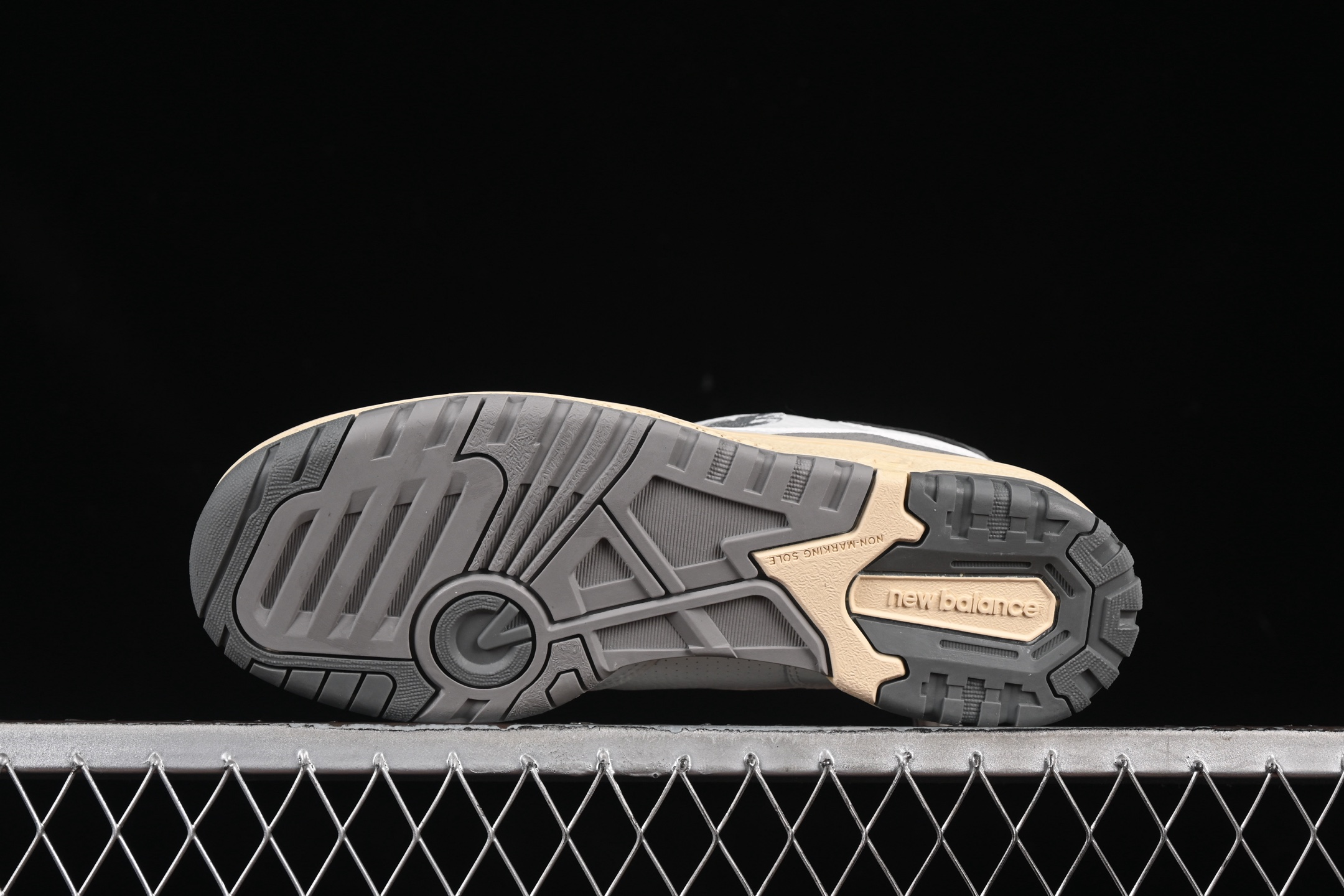 💰220纯原
New Balance BB550系列 新平衡皮面中性休闲跑鞋 BB550PTC
尺码：36 37 37.5 38 38.5 39.5 40 40.5 41.5 42 42.5 43 44 45 N.C3