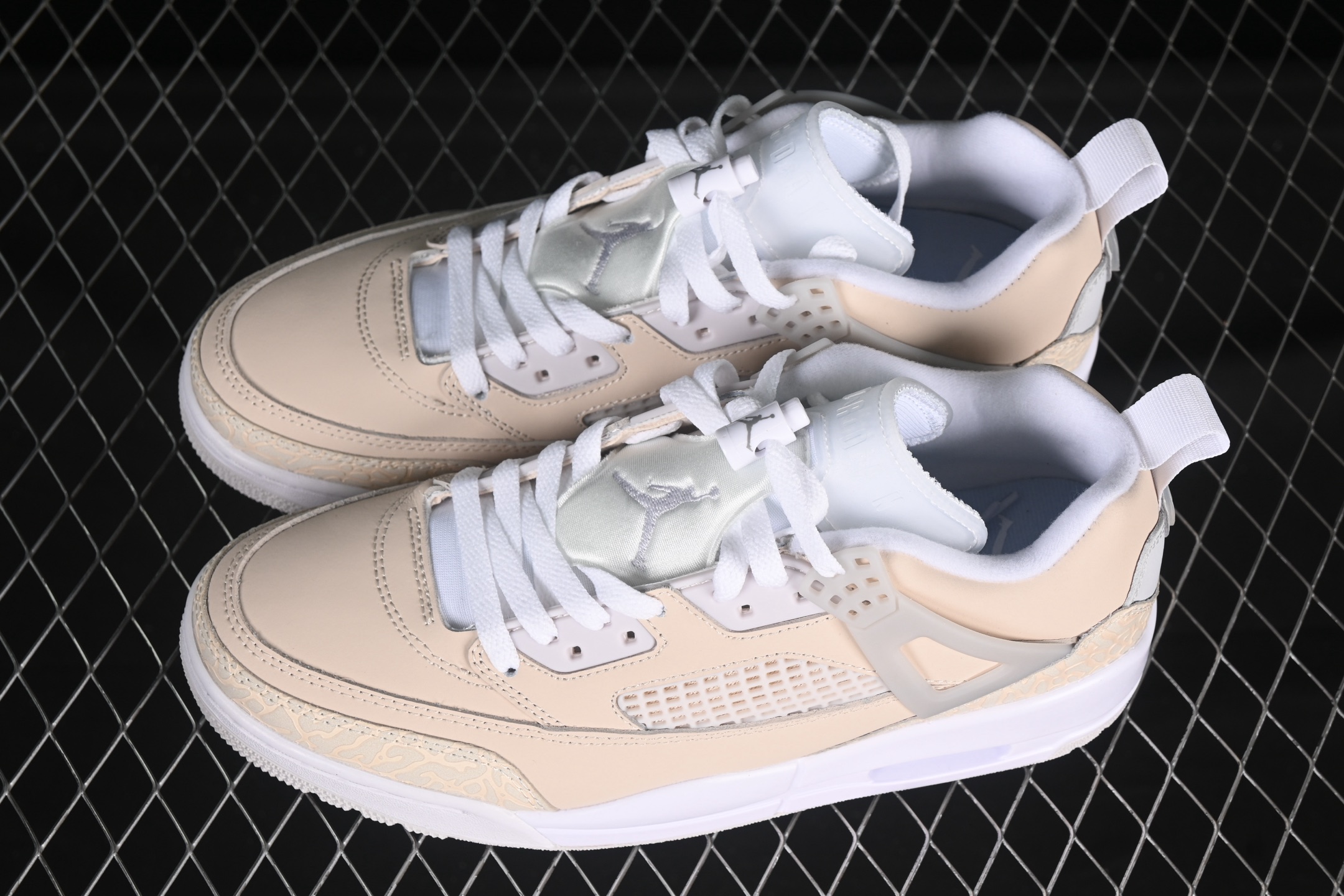 💰300纯原
Jordan Spizike Low AJ 乔丹合体元素 复古蓝配色 文化休闲板鞋 HV6528-100
#整双鞋在 Air Jordan 5 Low 廓形的基础上,通过加入 AJ3 的爆裂纹和鞋底设计、AJ6 的鞋舌和鞋带束扣、AJ4 的鞋侧三角稳定贴片和鞋带孔等,
尺码:36 36.5 37.5 38 38.5 39 40 40.5 41 42 42.5 43 44 44.5 45 46 47.5 ZZD4