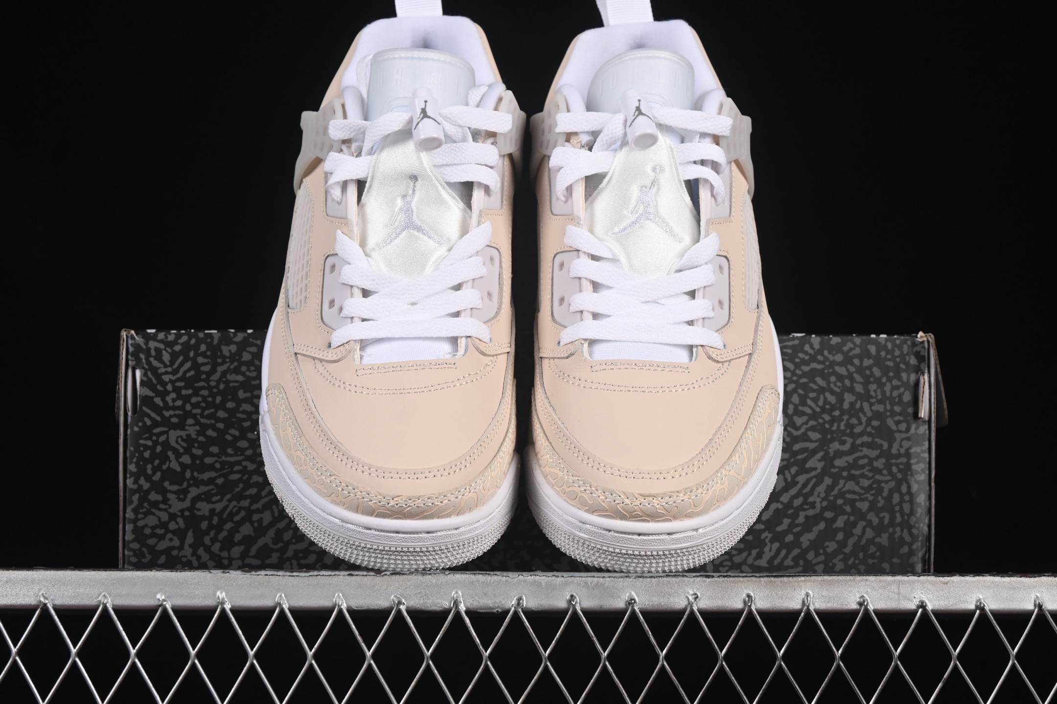 💰300纯原
Jordan Spizike Low AJ 乔丹合体元素 复古蓝配色 文化休闲板鞋 HV6528-100
#整双鞋在 Air Jordan 5 Low 廓形的基础上,通过加入 AJ3 的爆裂纹和鞋底设计、AJ6 的鞋舌和鞋带束扣、AJ4 的鞋侧三角稳定贴片和鞋带孔等,
尺码:36 36.5 37.5 38 38.5 39 40 40.5 41 42 42.5 43 44 44.5 45 46 47.5 ZZD4