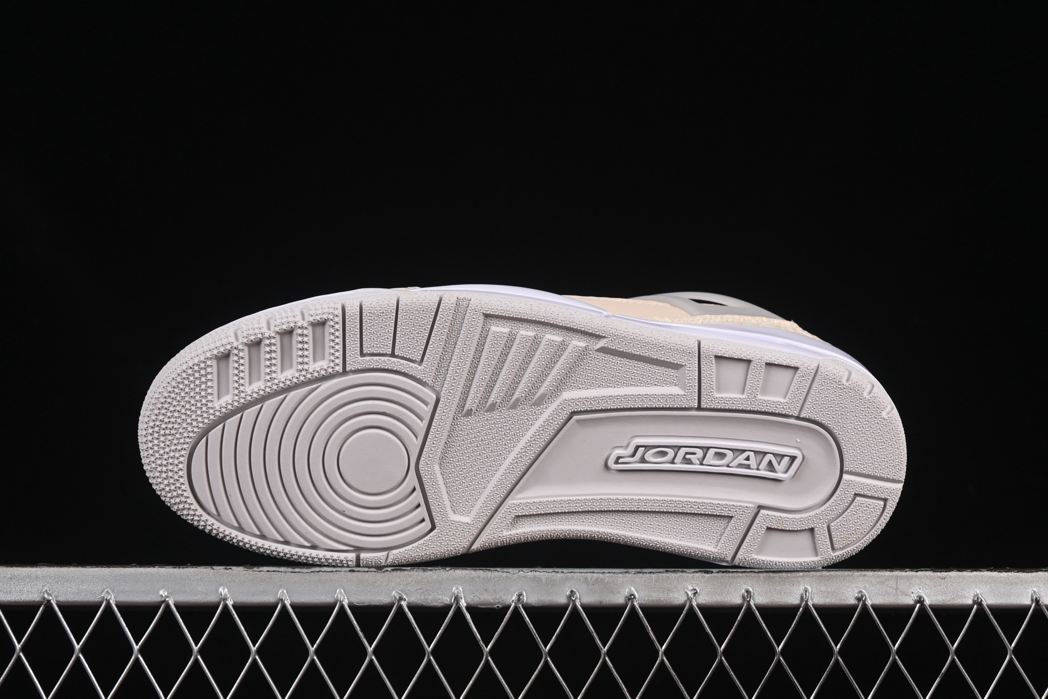 💰300纯原
Jordan Spizike Low AJ 乔丹合体元素 复古蓝配色 文化休闲板鞋 HV6528-100
#整双鞋在 Air Jordan 5 Low 廓形的基础上,通过加入 AJ3 的爆裂纹和鞋底设计、AJ6 的鞋舌和鞋带束扣、AJ4 的鞋侧三角稳定贴片和鞋带孔等,
尺码:36 36.5 37.5 38 38.5 39 40 40.5 41 42 42.5 43 44 44.5 45 46 47.5 ZZD4