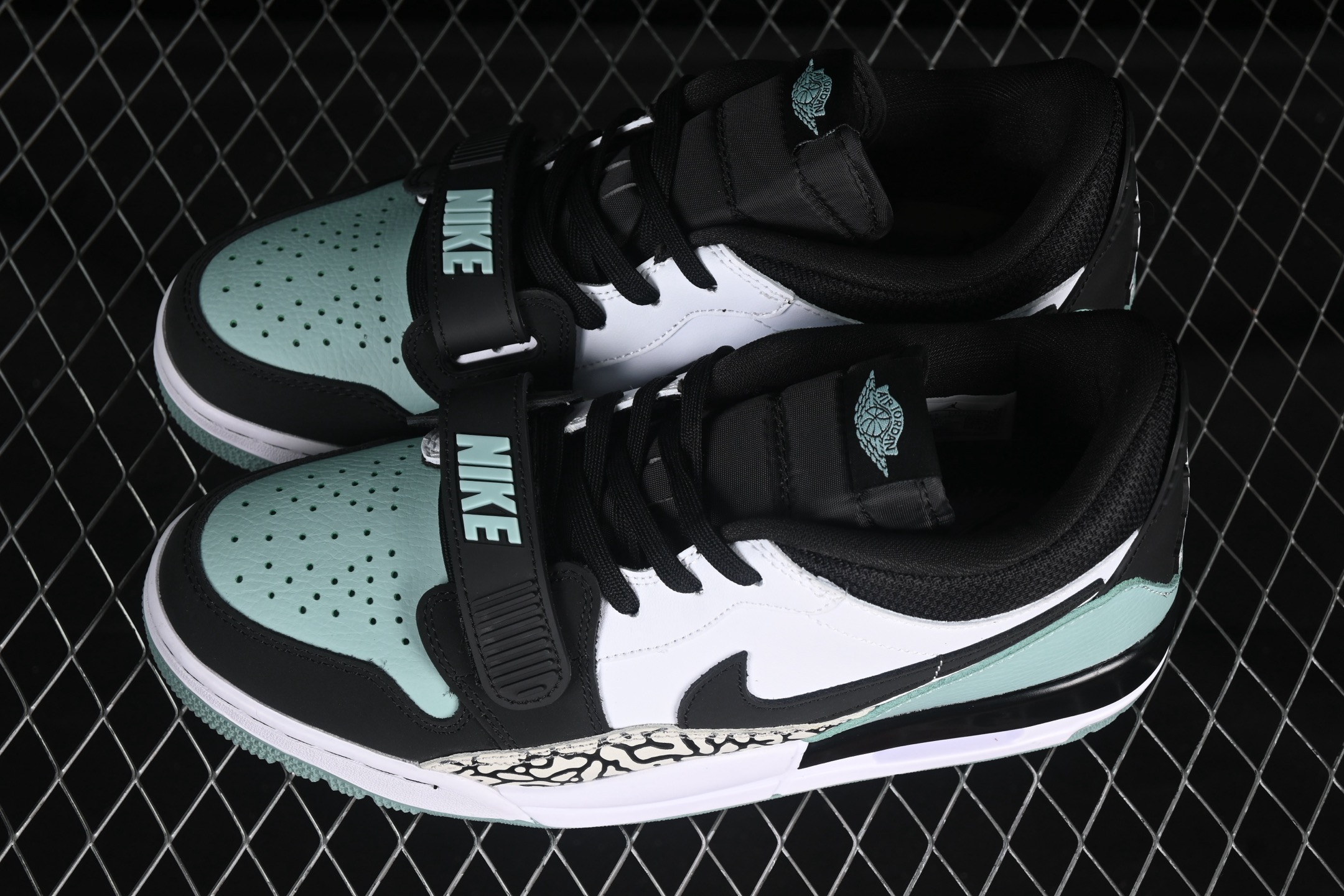 💰200真标💰240公司级💰280纯原
Air Jordan Legacy 312 Low AJ312 乔312 头层 魔术贴三合一板鞋 CD7069-109
尺码:36 36.5 37.5 38 38.5 39 40 40.5 41 42 42.5 43 44 44.5 45 46 ZZC3