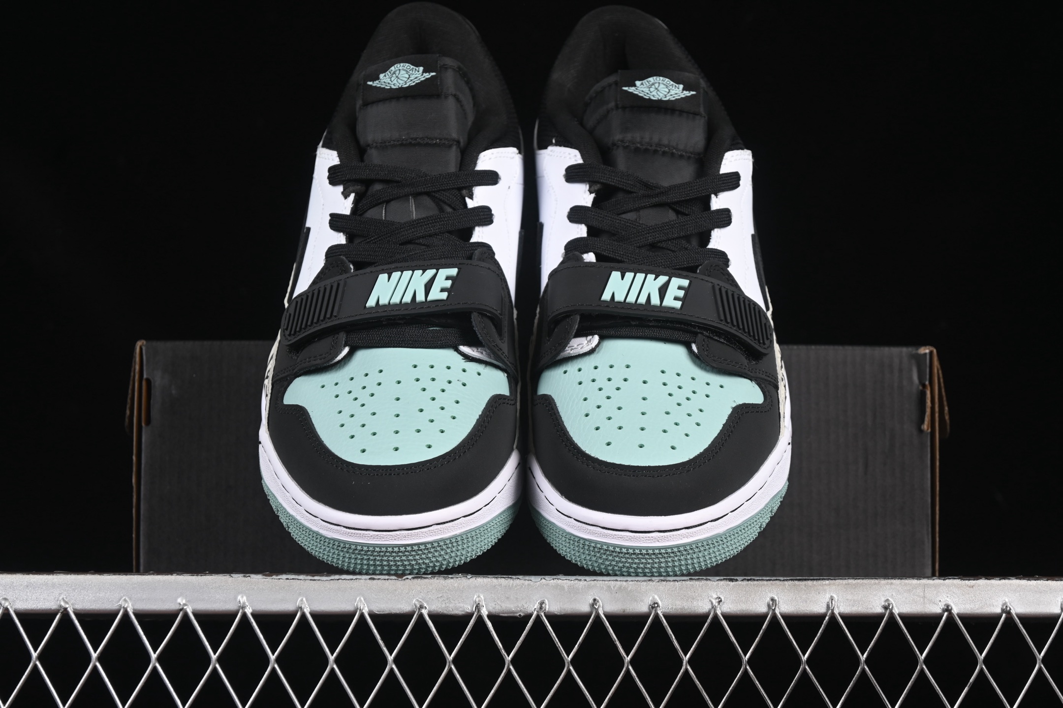 💰200真标💰240公司级💰280纯原
Air Jordan Legacy 312 Low AJ312 乔312 头层 魔术贴三合一板鞋 CD7069-109
尺码:36 36.5 37.5 38 38.5 39 40 40.5 41 42 42.5 43 44 44.5 45 46 ZZC3