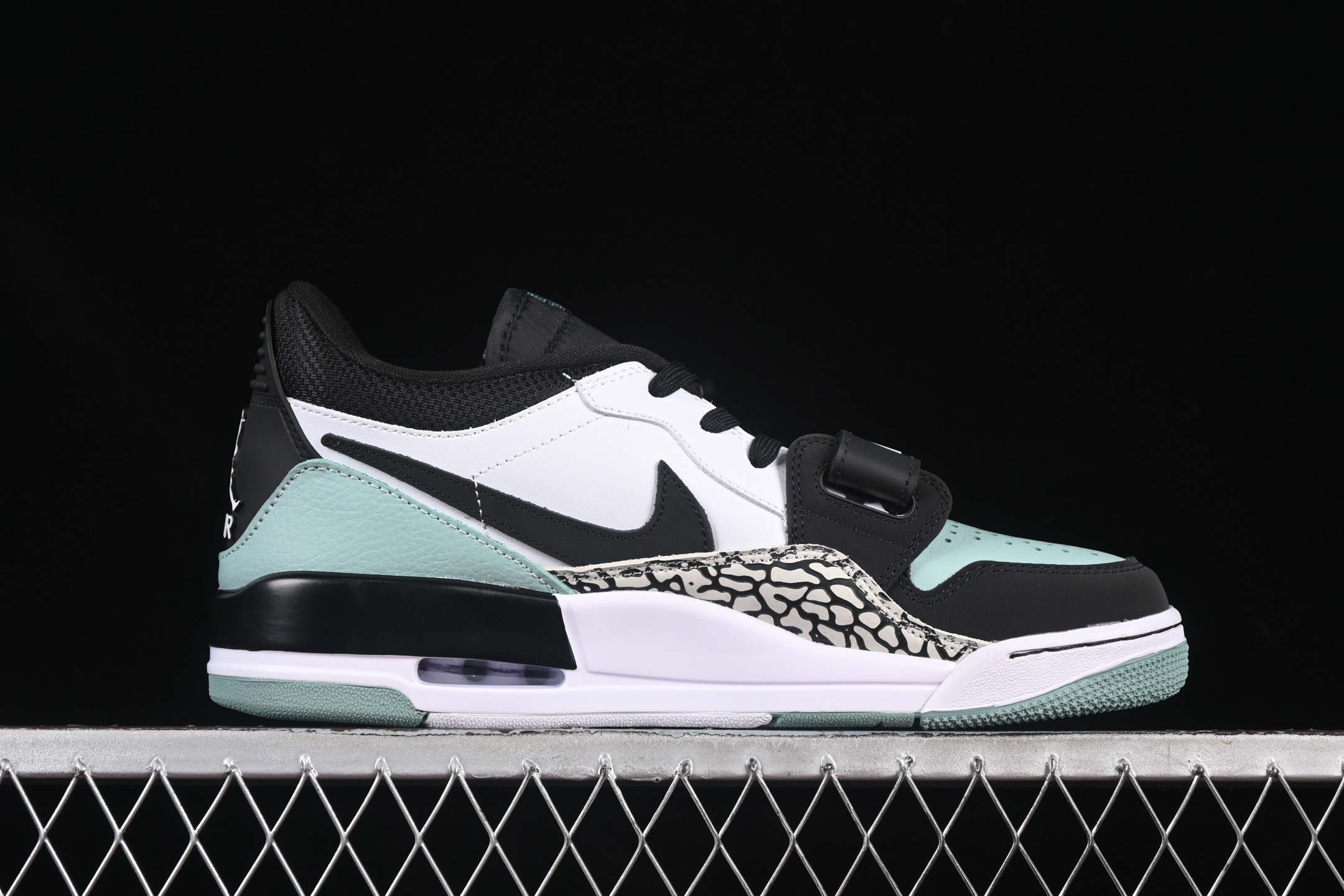 💰200真标💰240公司级💰280纯原
Air Jordan Legacy 312 Low AJ312 乔312 头层 魔术贴三合一板鞋 CD7069-109
尺码:36 36.5 37.5 38 38.5 39 40 40.5 41 42 42.5 43 44 44.5 45 46 ZZC3