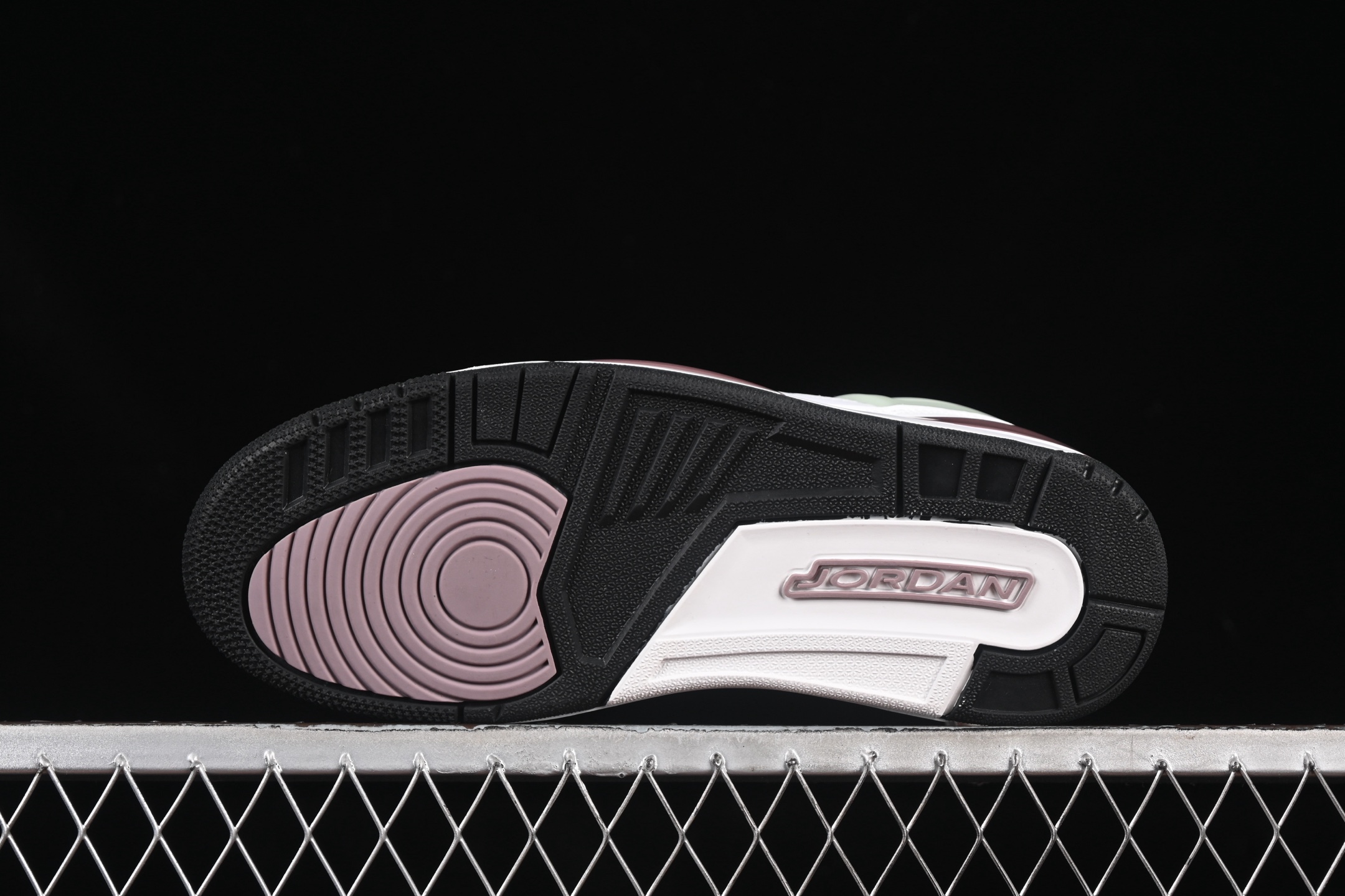 💰300纯原
Jordan Spizike Low AJ 乔丹合体元素 复古蓝配色 文化休闲板鞋 HV5974-111
#整双鞋在 Air Jordan 5 Low 廓形的基础上,通过加入 AJ3 的爆裂纹和鞋底设计、AJ6 的鞋舌和鞋带束扣、AJ4 的鞋侧三角稳定贴片和鞋带孔等,
尺码:36 36.5 37.5 38 38.5 39 40 40.5 41 42 42.5 43 44 44.5 45 46 47.5 ZZD4