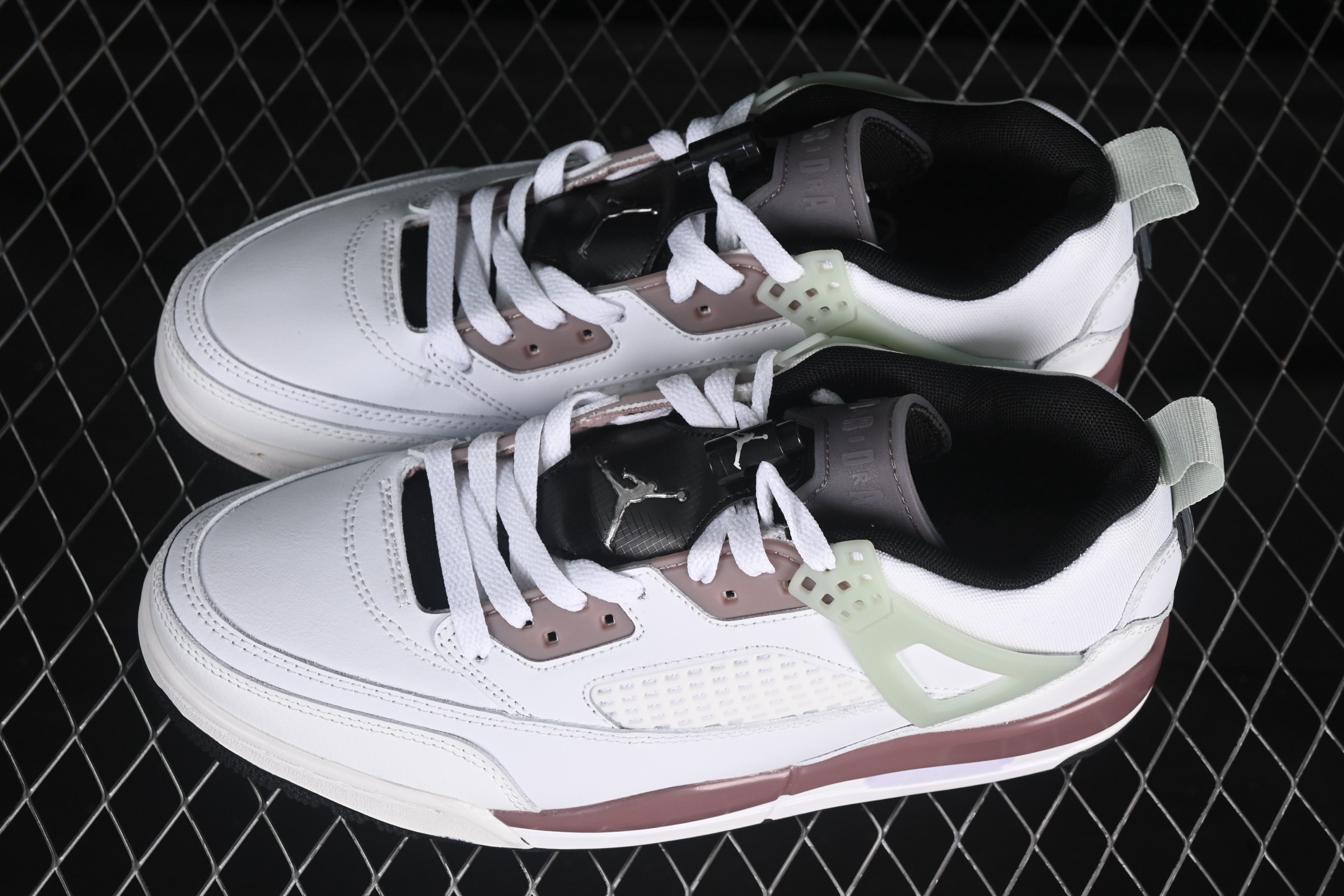 💰300纯原
Jordan Spizike Low AJ 乔丹合体元素 复古蓝配色 文化休闲板鞋 HV5974-111
#整双鞋在 Air Jordan 5 Low 廓形的基础上,通过加入 AJ3 的爆裂纹和鞋底设计、AJ6 的鞋舌和鞋带束扣、AJ4 的鞋侧三角稳定贴片和鞋带孔等,
尺码:36 36.5 37.5 38 38.5 39 40 40.5 41 42 42.5 43 44 44.5 45 46 47.5 ZZD4