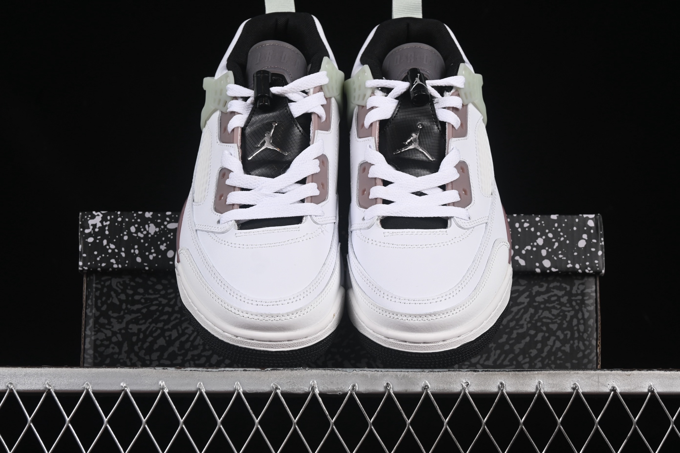 💰300纯原
Jordan Spizike Low AJ 乔丹合体元素 复古蓝配色 文化休闲板鞋 HV5974-111
#整双鞋在 Air Jordan 5 Low 廓形的基础上,通过加入 AJ3 的爆裂纹和鞋底设计、AJ6 的鞋舌和鞋带束扣、AJ4 的鞋侧三角稳定贴片和鞋带孔等,
尺码:36 36.5 37.5 38 38.5 39 40 40.5 41 42 42.5 43 44 44.5 45 46 47.5 ZZD4