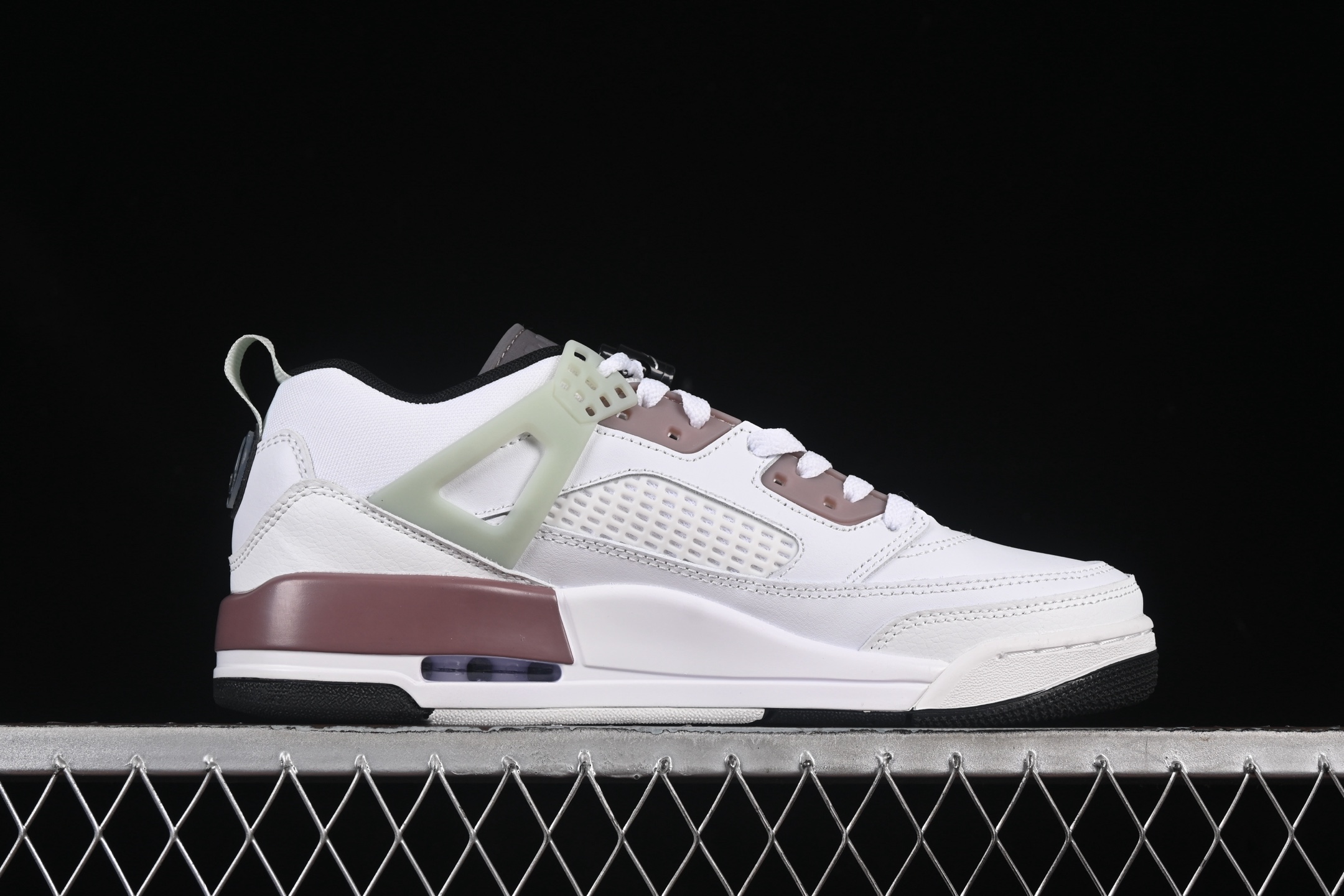 💰300纯原
Jordan Spizike Low AJ 乔丹合体元素 复古蓝配色 文化休闲板鞋 HV5974-111
#整双鞋在 Air Jordan 5 Low 廓形的基础上,通过加入 AJ3 的爆裂纹和鞋底设计、AJ6 的鞋舌和鞋带束扣、AJ4 的鞋侧三角稳定贴片和鞋带孔等,
尺码:36 36.5 37.5 38 38.5 39 40 40.5 41 42 42.5 43 44 44.5 45 46 47.5 ZZD4