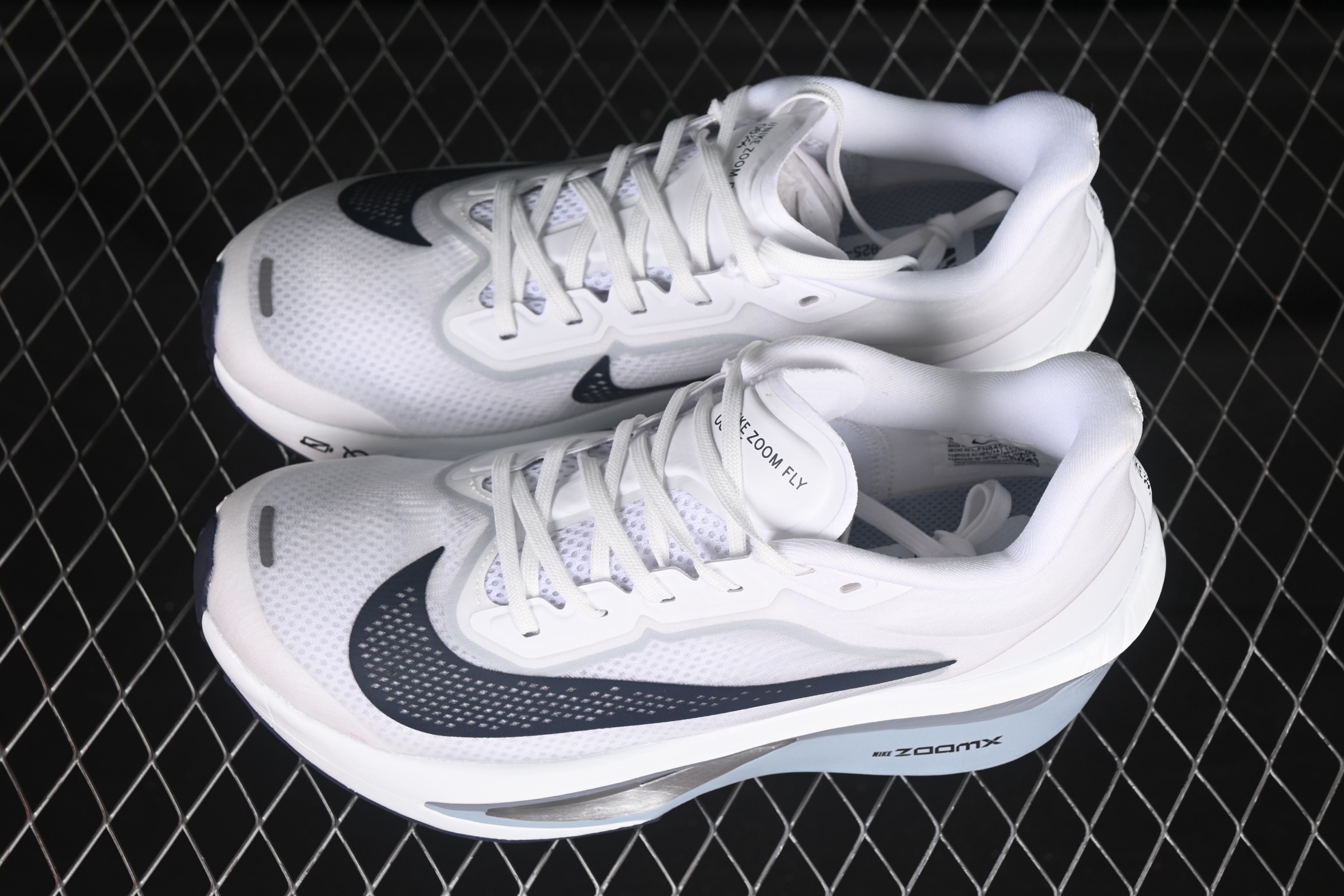 💰220纯原
Nike Zoom Fly 6 耐克超弹轻盈跑步鞋 FN8455-104
#鞋款搭载 Flyknit 材料 打造出众弹性 易于穿脱。采用React技术 轻盈耐穿泡绵打造,铸就出众回弹的顺畅迈步体验。结合内置碳纤维板,塑就柔韧灵活的迈步体验。
尺码:36 36.5 37.5 38 38.5 39 40 40.5 41 42 42.5 43 44 44.5 45 7+D4