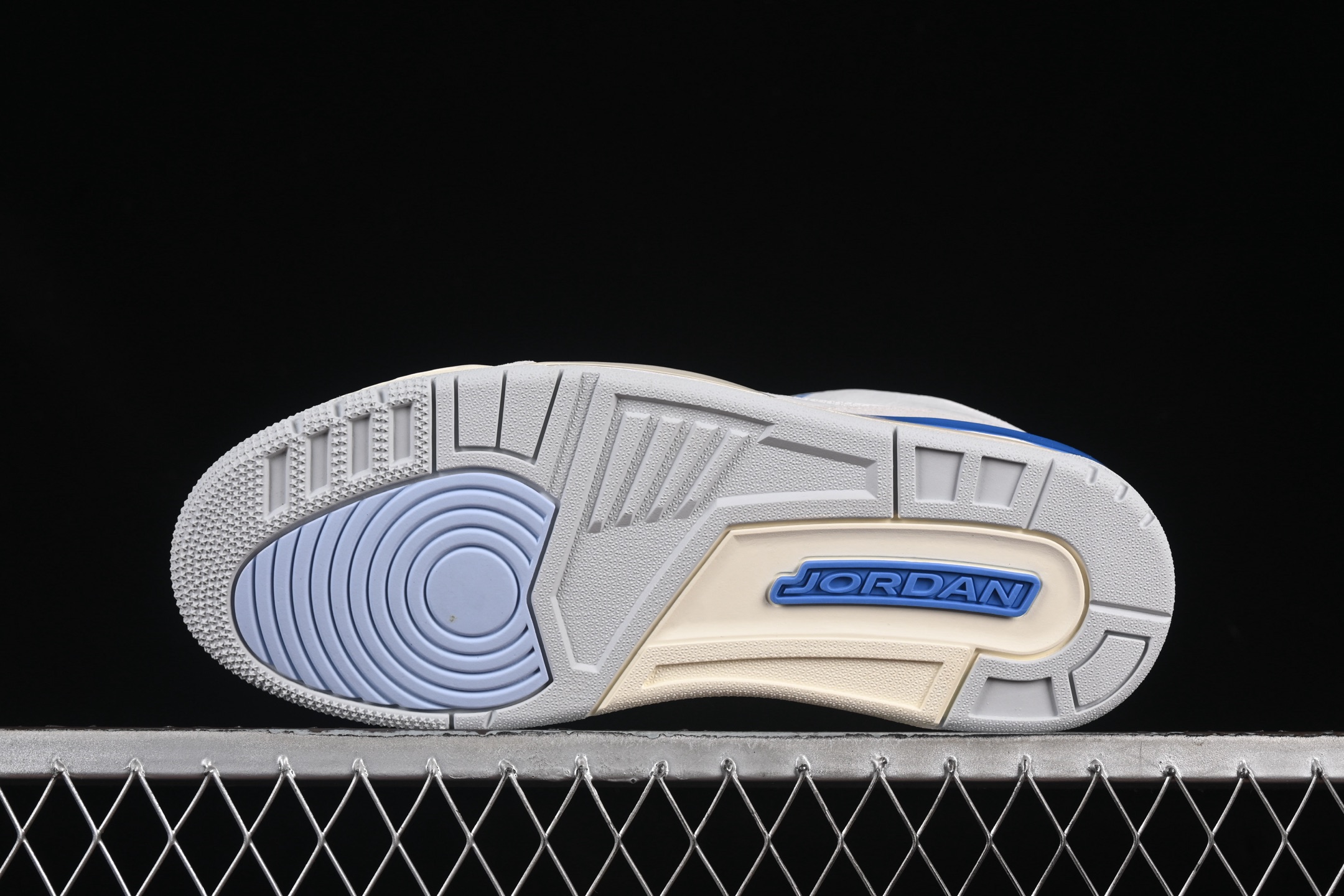 💰440外贸版本 Air Jordan 3 Retro "Lucky Shorts" AJ3 乔3幸运短裤 北卡蓝 CT8532-101
#配色采用蓝色和白色，网眼布和特定的拼色等细微细节与原始练习短裤的设计相呼应，是对迈克尔 · 乔丹从大学新星到 NBA 传奇巨星的致敬，抓住了他职业生涯的精髓和铸就他成功的元素。
尺码：39 40 40.5 41 42 42.5 43 44 44.5 45 45.5 46 47.5 48.5 WME5