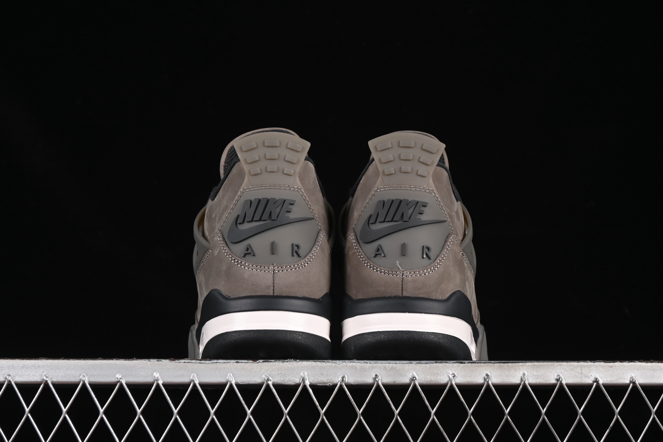💰380纯原
Air Jordan 4 Retro "Cave Stone" AJ4 乔4摩卡 FV5029-200
#鞋身以TS标志性的大地色为主色调,通体采用深棕色麂皮打造,搭配黑色网格、TPU细节呈现。
尺码:36 36.5 37.5 38 38.5 39 40 40.5 41 42 42.5 43 44 44.5 45 46 47.5 48.5 LTE5