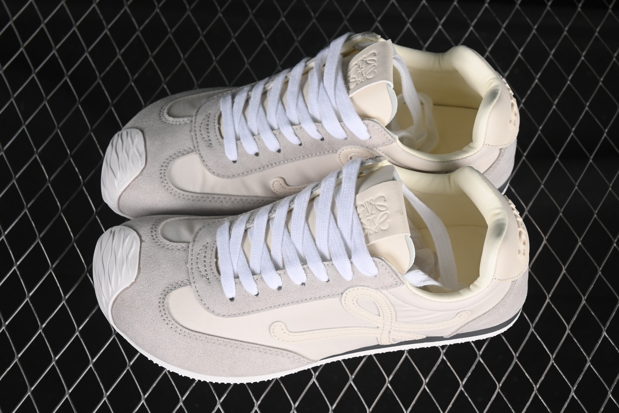 💰240纯原
Loewe Ballet Runner 2.0 Sneakers 罗意威 芭蕾舞2.0系列阿甘复古风德训薄底百搭休闲运动鞋
尺码：36 37 38 39 40 41 42 43 44 45 AJD4
