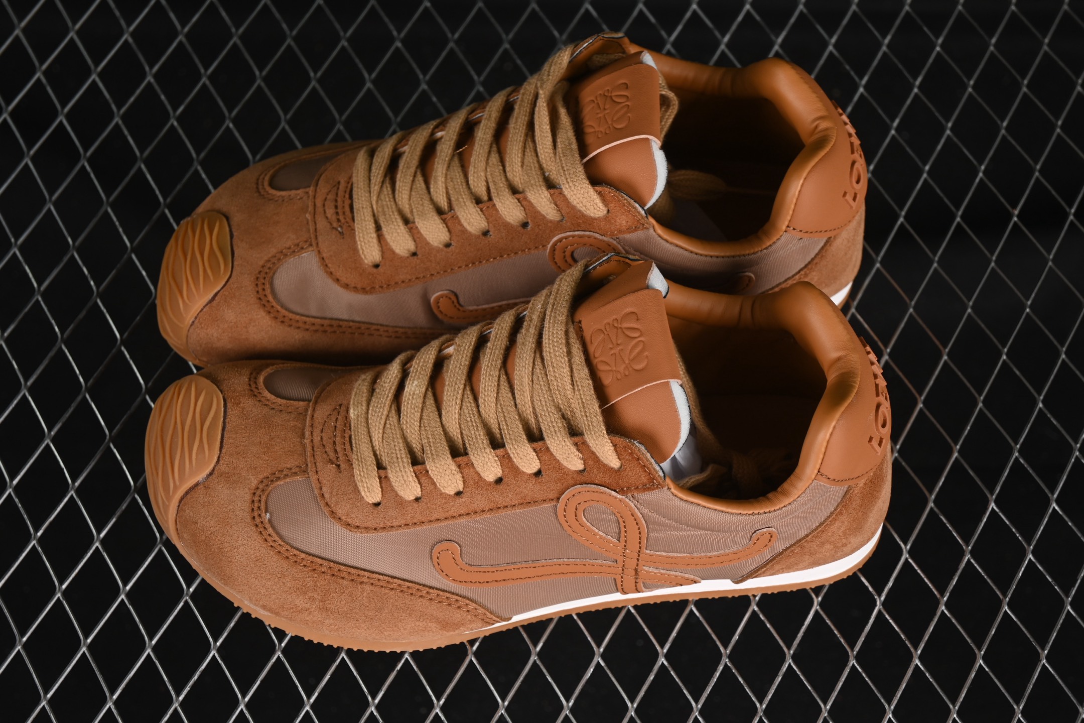 💰240纯原
 Loewe Ballet Runner 2.0 Sneakers 罗意威 芭蕾舞2.0系列阿甘复古风德训薄底百搭休闲运动鞋
尺码：36 37 38 39 40 41 42 43 44 45 AJD4