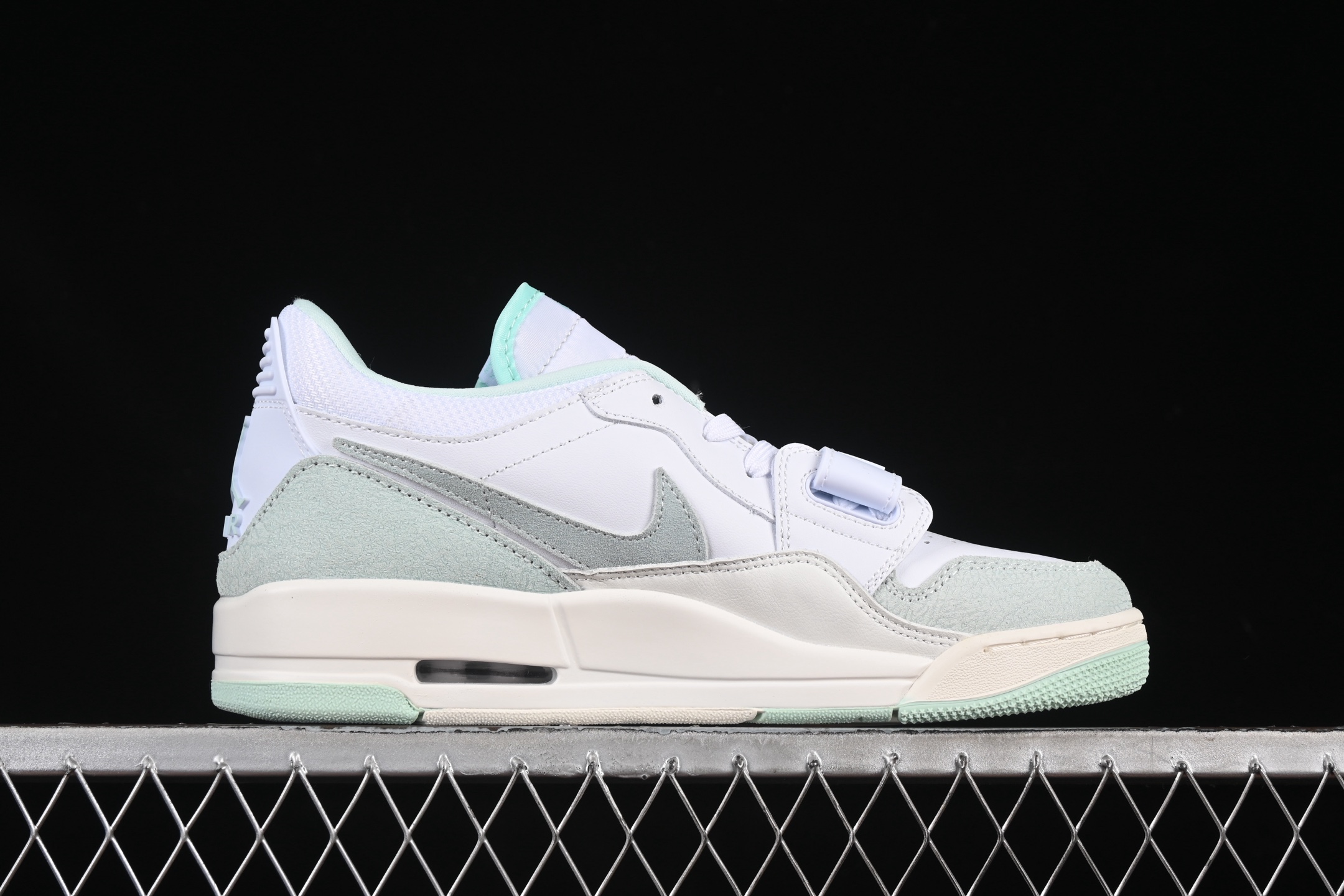 💰200真标💰240公司级💰280纯原
Air Jordan Legacy 312 Low AJ312 乔312 头层 魔术贴三合一板鞋 FQ7827-103
尺码：36 36.5 37.5 38 38.5 39 40 40.5 41 42 42.5 43 44 44.5 45 46 ZZC3