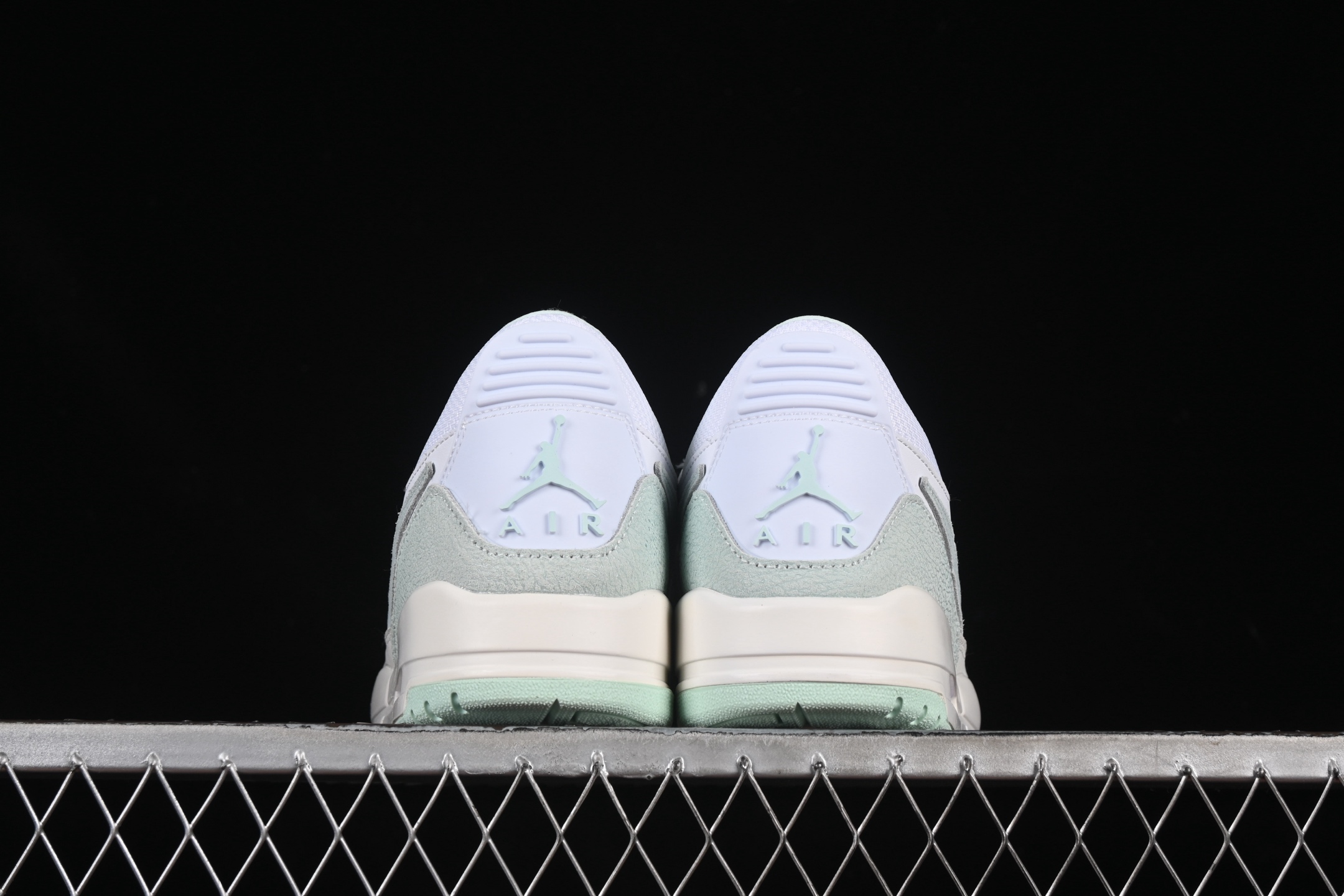 💰200真标💰240公司级💰280纯原
Air Jordan Legacy 312 Low AJ312 乔312 头层 魔术贴三合一板鞋 FQ7827-103
尺码：36 36.5 37.5 38 38.5 39 40 40.5 41 42 42.5 43 44 44.5 45 46 ZZC3