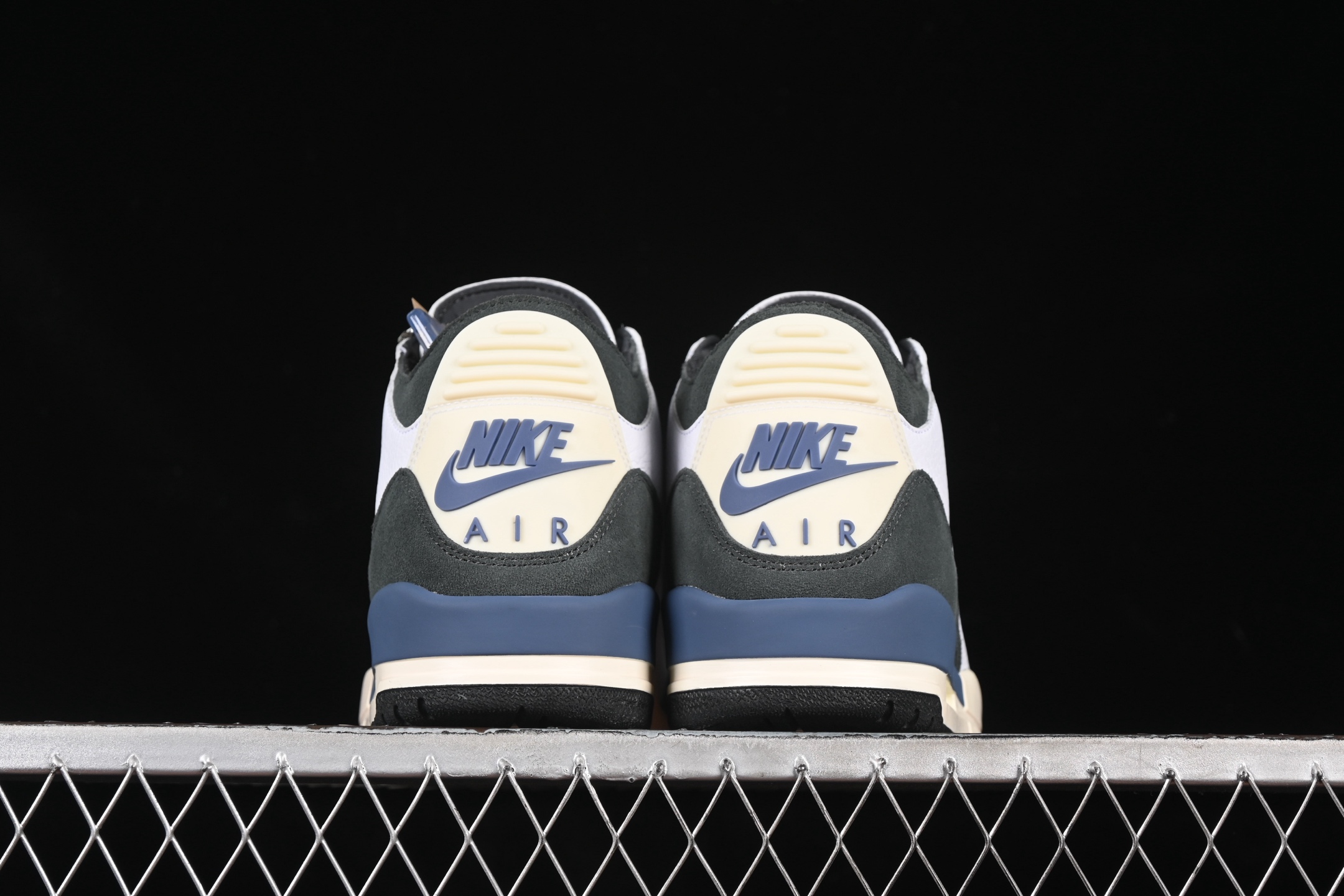 💰520顶级
Air Jordan 3 Retro OG SP "Diffused Blue" AJ3 乔3白蓝水泥 HV8571-100
#大厂出品 原楦原纸板 细节如图所 客供原厂材料开发 极致一眼正品既视感 细节如图所
尺码:36 36.5 37.5 38 38.5 39 40 40.5 41 42 42.5 43 44 44.5 45 46 47.5 B.G7