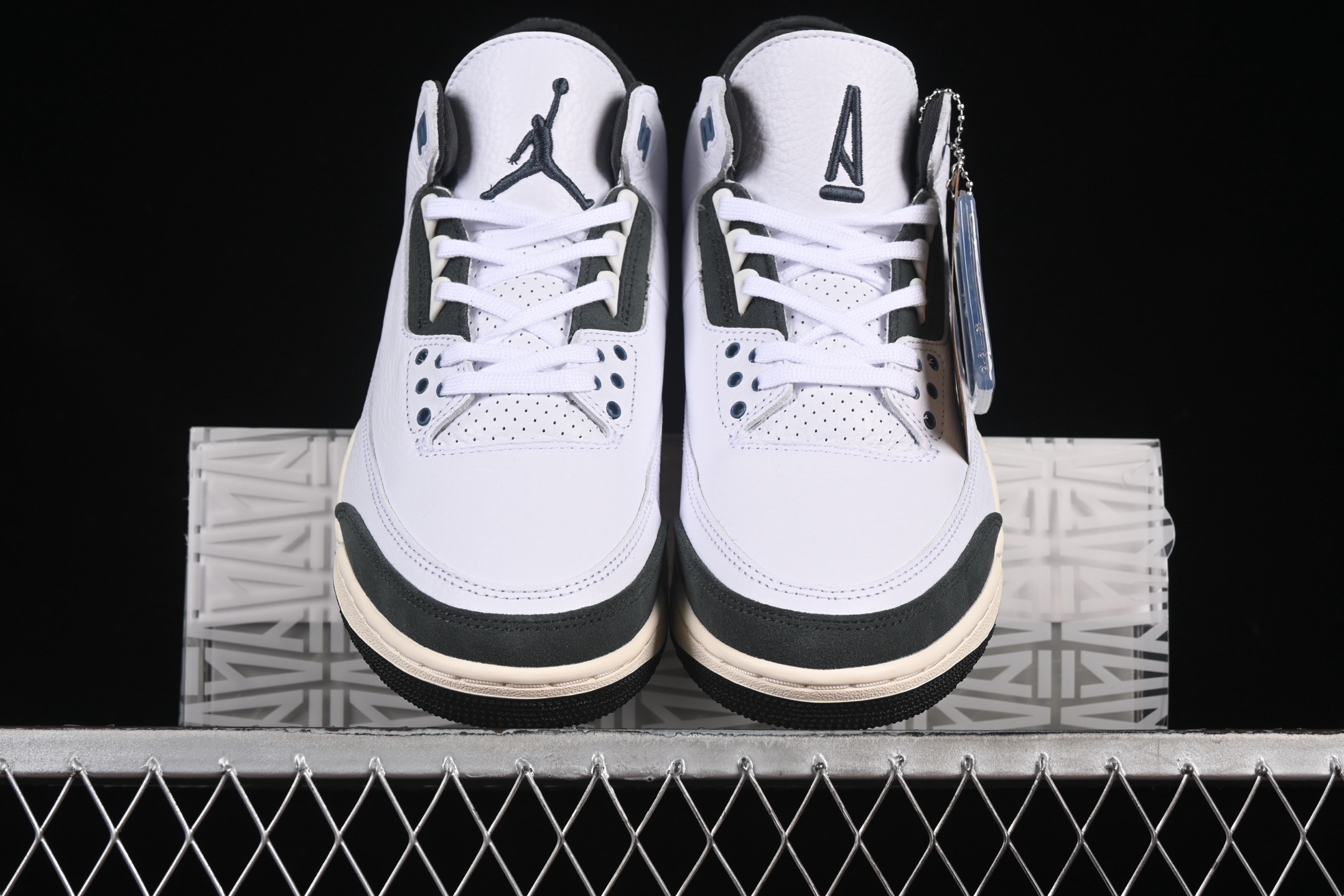 💰520顶级
Air Jordan 3 Retro OG SP "Diffused Blue" AJ3 乔3白蓝水泥 HV8571-100
#大厂出品 原楦原纸板 细节如图所 客供原厂材料开发 极致一眼正品既视感 细节如图所
尺码:36 36.5 37.5 38 38.5 39 40 40.5 41 42 42.5 43 44 44.5 45 46 47.5 B.G7