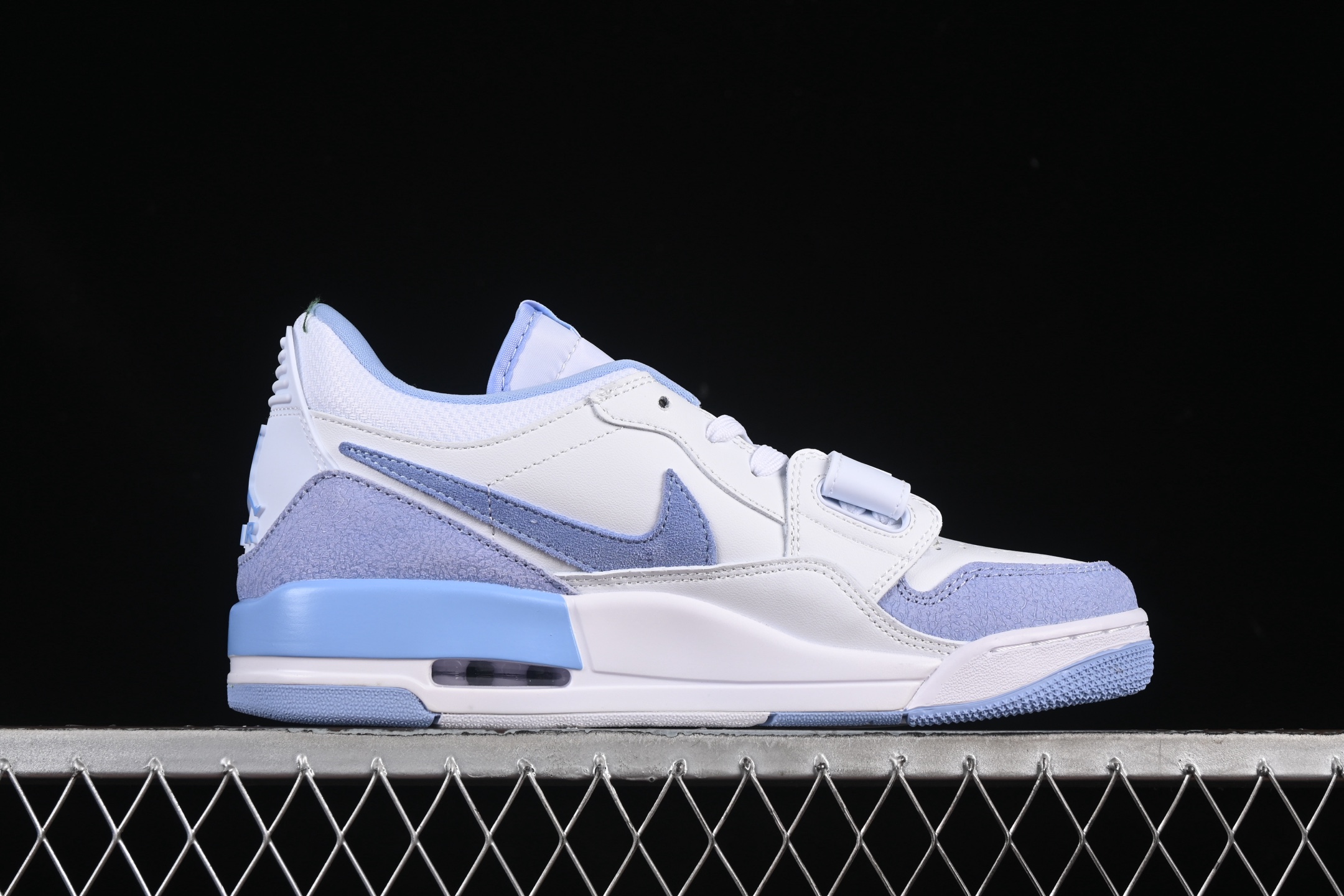 💰200真标💰240公司级💰280纯原
Air Jordan Legacy 312 Low AJ312 乔312 头层 魔术贴三合一板鞋 FQ7827-104
尺码:36 36.5 37.5 38 38.5 39 40 40.5 41 42 42.5 43 44 44.5 45 46 ZZC3