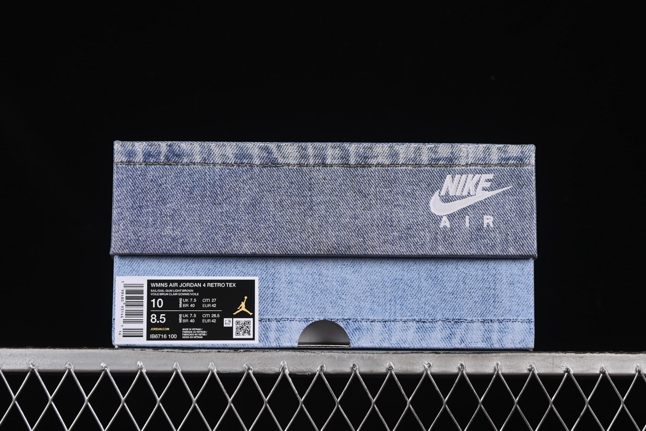 💰380纯原
Air Jordan 4 Denim "Worn Blue" AJ4 乔4水洗丹宁 IB6716-100
#整双鞋采用深浅双色水洗丹宁面料覆盖鞋身,刻意保留粗犷车缝线与毛边做旧细节,营造自然磨损的复古韵味。
尺码:36 36.5 37.5 38 38.5 39 40 40.5 41 42 42.5 43 44 44.5 45 46 47.5 48.5 LTE5