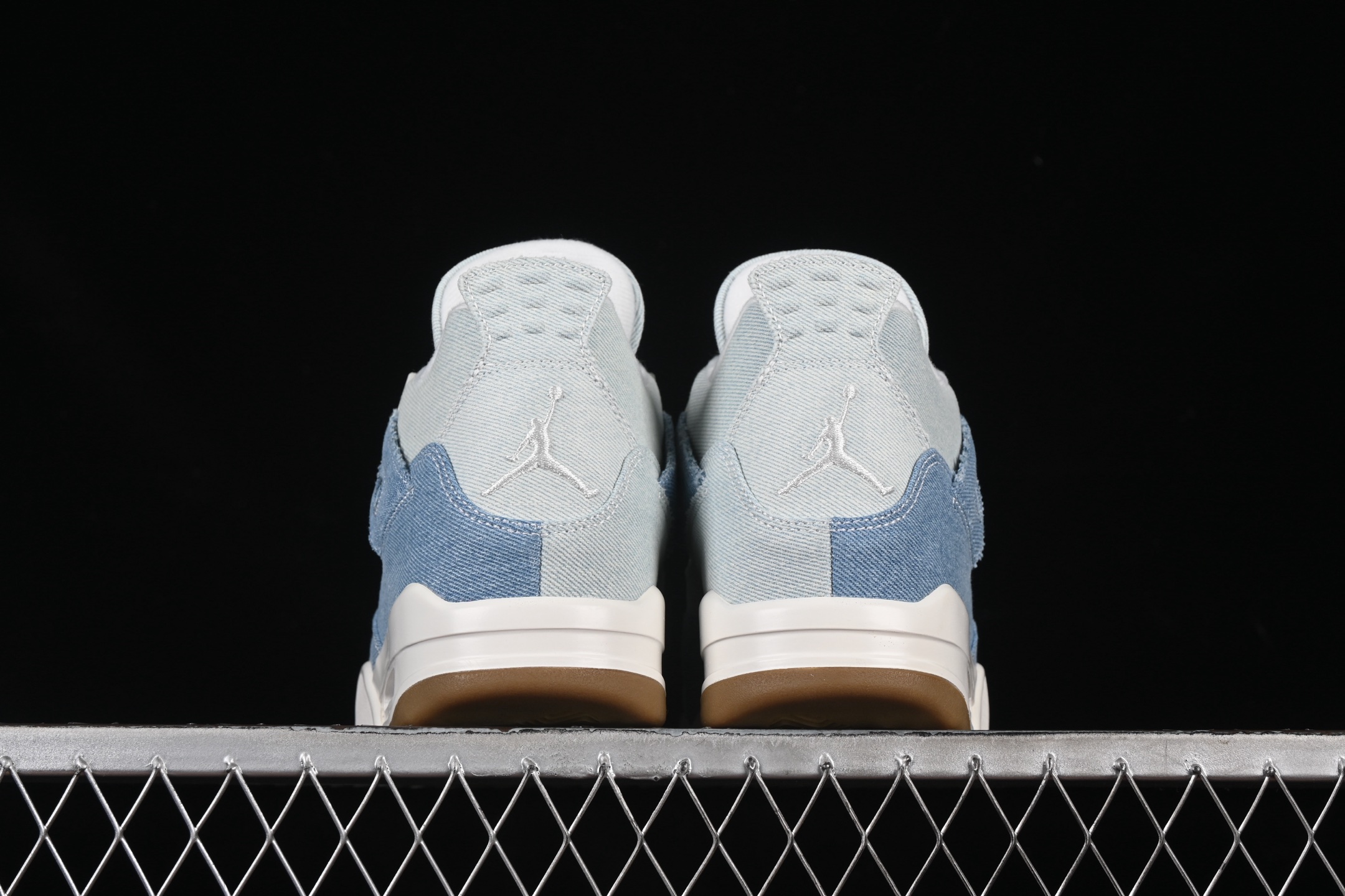 💰380纯原
Air Jordan 4 Denim "Worn Blue" AJ4 乔4水洗丹宁 IB6716-100
#整双鞋采用深浅双色水洗丹宁面料覆盖鞋身,刻意保留粗犷车缝线与毛边做旧细节,营造自然磨损的复古韵味。
尺码:36 36.5 37.5 38 38.5 39 40 40.5 41 42 42.5 43 44 44.5 45 46 47.5 48.5 LTE5