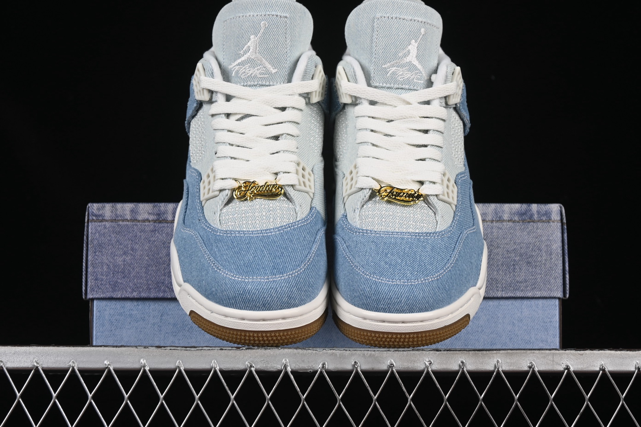 💰380纯原
Air Jordan 4 Denim "Worn Blue" AJ4 乔4水洗丹宁 IB6716-100
#整双鞋采用深浅双色水洗丹宁面料覆盖鞋身,刻意保留粗犷车缝线与毛边做旧细节,营造自然磨损的复古韵味。
尺码:36 36.5 37.5 38 38.5 39 40 40.5 41 42 42.5 43 44 44.5 45 46 47.5 48.5 LTE5