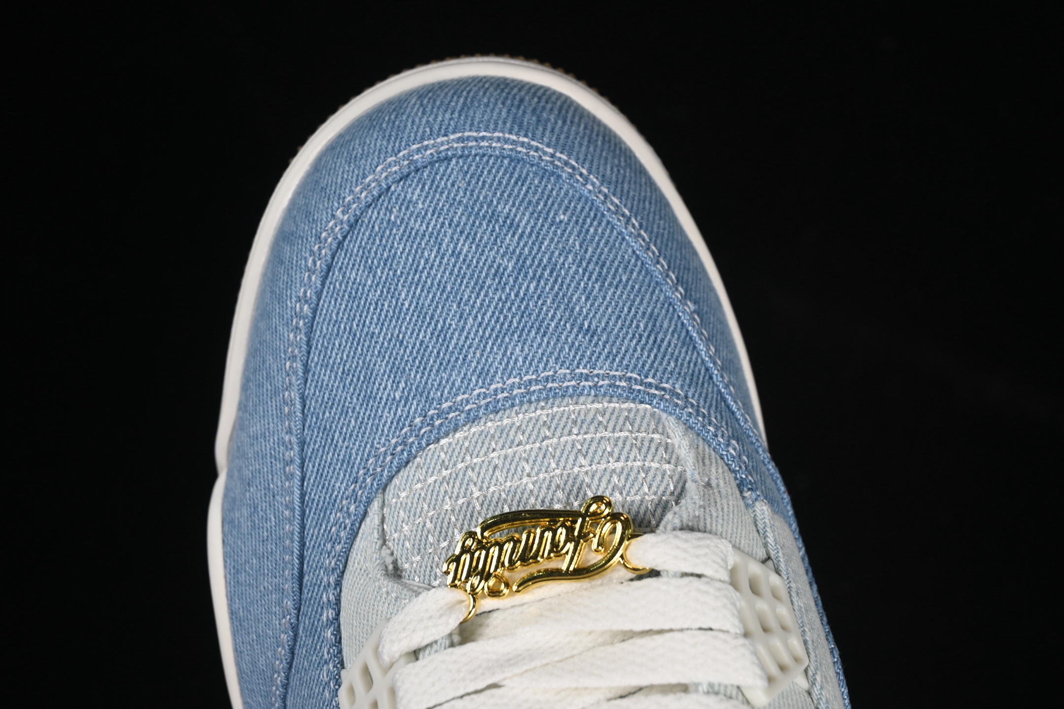 💰380纯原
Air Jordan 4 Denim "Worn Blue" AJ4 乔4水洗丹宁 IB6716-100
#整双鞋采用深浅双色水洗丹宁面料覆盖鞋身,刻意保留粗犷车缝线与毛边做旧细节,营造自然磨损的复古韵味。
尺码:36 36.5 37.5 38 38.5 39 40 40.5 41 42 42.5 43 44 44.5 45 46 47.5 48.5 LTE5