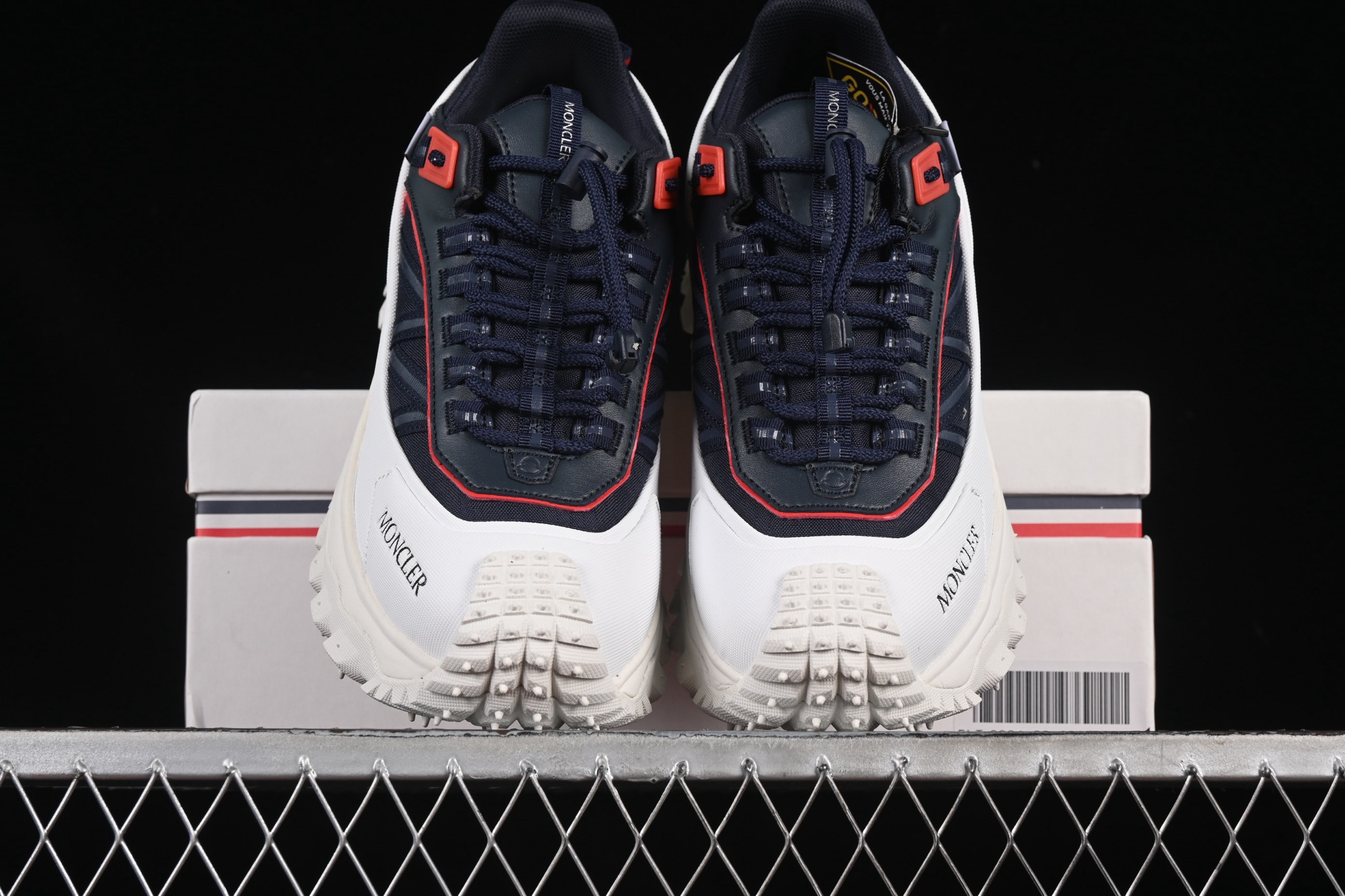 💰480纯原
Moncler 盟可睐/蒙口 Trailgrip GTX 抗撕裂材质山地户外鞋 M00150M6291
#鞋身采用Cordura防撕裂尼龙/Gore-Tex防水材质 中底内置全掌碳板 支撑性能拉满 侧边3M反光带
#大底采用RB MD 碳板 TPU 五层分离组合 鞋底搭载Vibram外底提供超强的抓地力和防滑性能 原装大盒包装 内赠Moncler徽章防层袋一副
尺码:36 37 38 39 40 41 42 43 44 45 46 X.E5