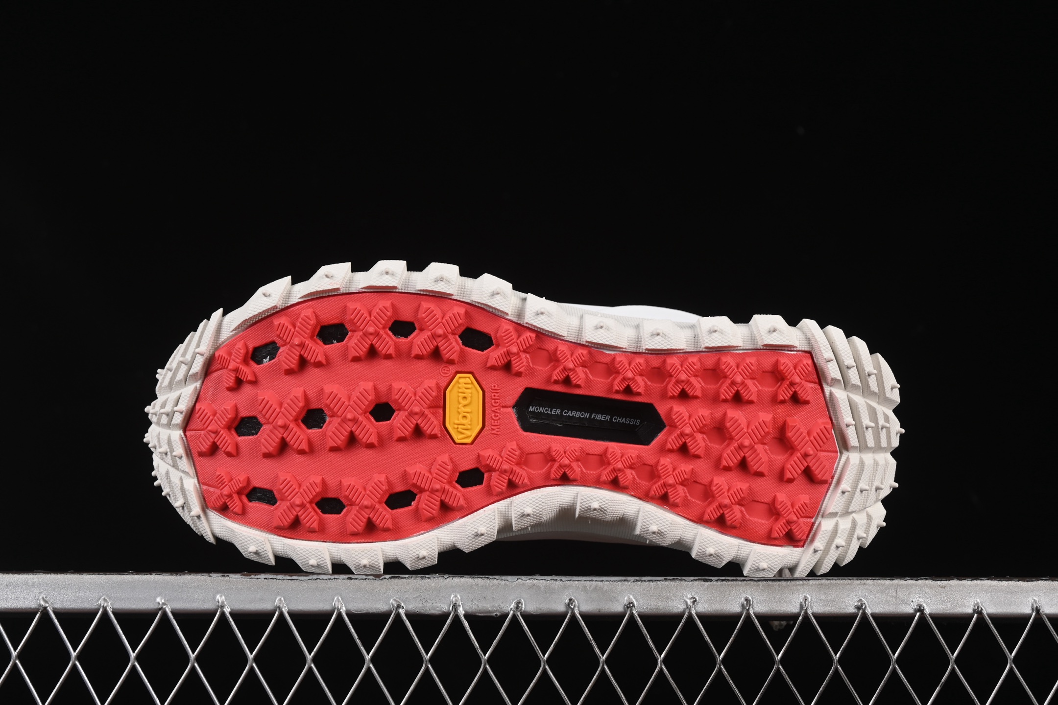 💰480纯原
Moncler 盟可睐/蒙口 Trailgrip GTX 抗撕裂材质山地户外鞋 M00150M6291
#鞋身采用Cordura防撕裂尼龙/Gore-Tex防水材质 中底内置全掌碳板 支撑性能拉满 侧边3M反光带
#大底采用RB MD 碳板 TPU 五层分离组合 鞋底搭载Vibram外底提供超强的抓地力和防滑性能 原装大盒包装 内赠Moncler徽章防层袋一副
尺码:36 37 38 39 40 41 42 43 44 45 46 X.E5