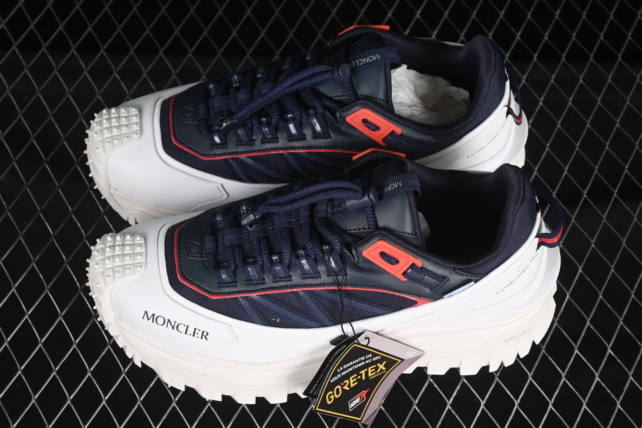 💰480纯原
Moncler 盟可睐/蒙口 Trailgrip GTX 抗撕裂材质山地户外鞋 M00150M6291
#鞋身采用Cordura防撕裂尼龙/Gore-Tex防水材质 中底内置全掌碳板 支撑性能拉满 侧边3M反光带
#大底采用RB MD 碳板 TPU 五层分离组合 鞋底搭载Vibram外底提供超强的抓地力和防滑性能 原装大盒包装 内赠Moncler徽章防层袋一副
尺码:36 37 38 39 40 41 42 43 44 45 46 X.E5