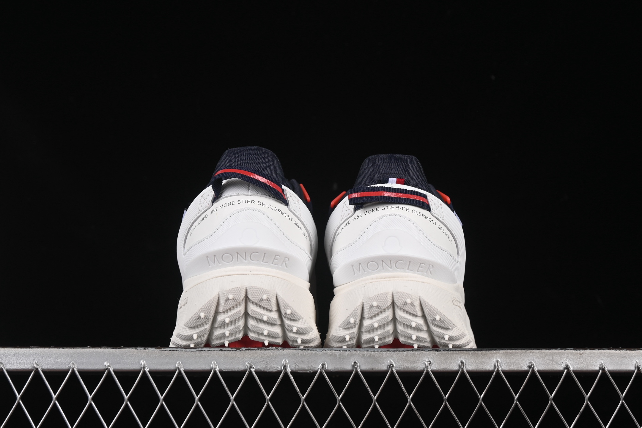 💰480纯原
Moncler 盟可睐/蒙口 Trailgrip GTX 抗撕裂材质山地户外鞋 M00150M6291
#鞋身采用Cordura防撕裂尼龙/Gore-Tex防水材质 中底内置全掌碳板 支撑性能拉满 侧边3M反光带
#大底采用RB MD 碳板 TPU 五层分离组合 鞋底搭载Vibram外底提供超强的抓地力和防滑性能 原装大盒包装 内赠Moncler徽章防层袋一副
尺码:36 37 38 39 40 41 42 43 44 45 46 X.E5