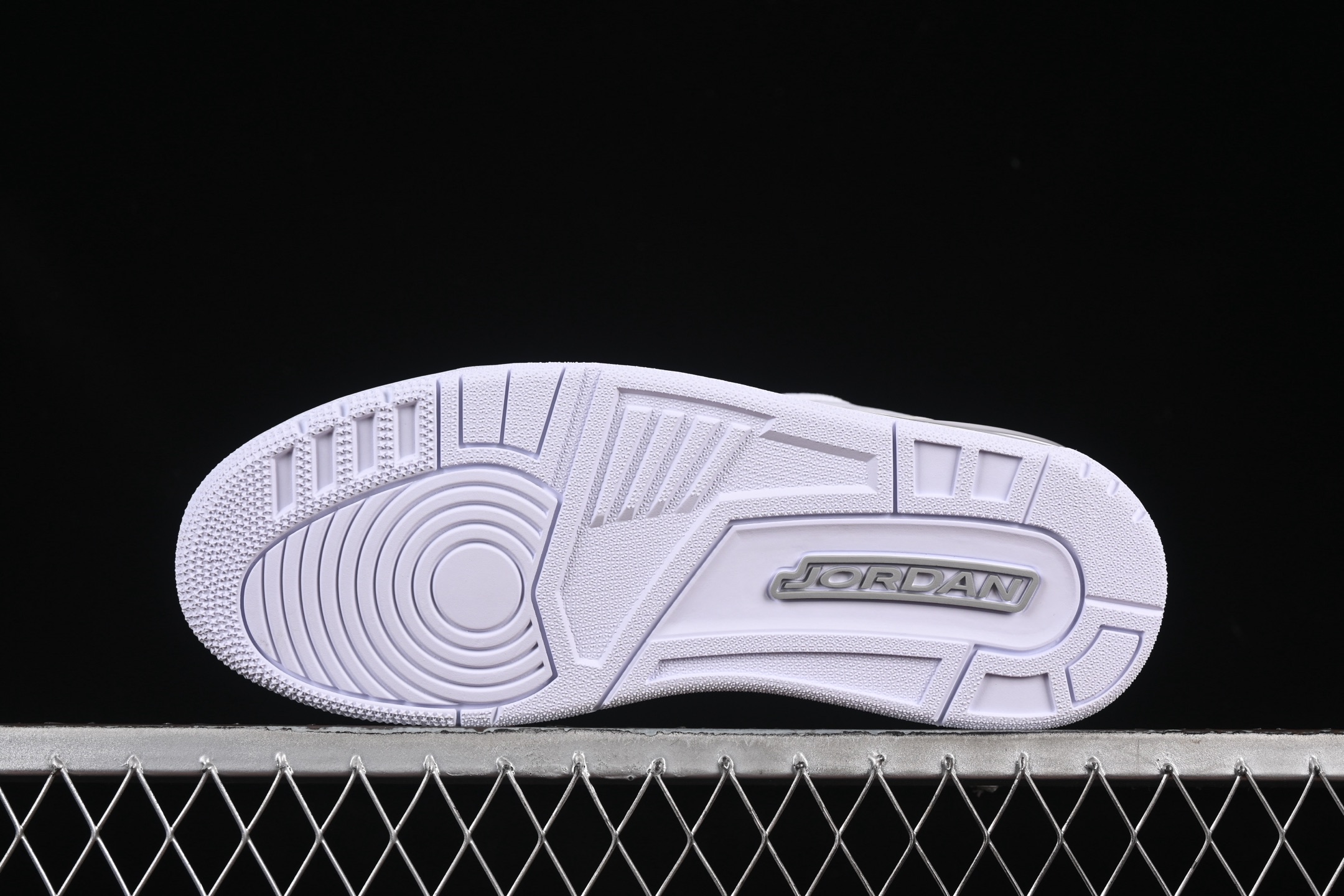 💰520顶级
Air Jordan 3 Retro "Pure Money" AJ3 乔3复刻白猫 CT8532-111
#大厂出品 原楦原纸板 细节如图所 客供原厂材料开发 极致一眼正品既视感 细节如图所
尺码:36 36.5 37.5 38 38.5 39 40 40.5 41 42 42.5 43 44 44.5 45 46 47.5 B.G7