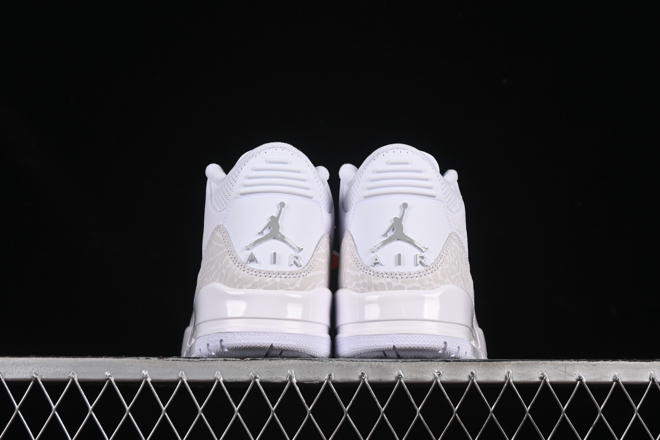 💰520顶级
Air Jordan 3 Retro "Pure Money" AJ3 乔3复刻白猫 CT8532-111
#大厂出品 原楦原纸板 细节如图所 客供原厂材料开发 极致一眼正品既视感 细节如图所
尺码:36 36.5 37.5 38 38.5 39 40 40.5 41 42 42.5 43 44 44.5 45 46 47.5 B.G7