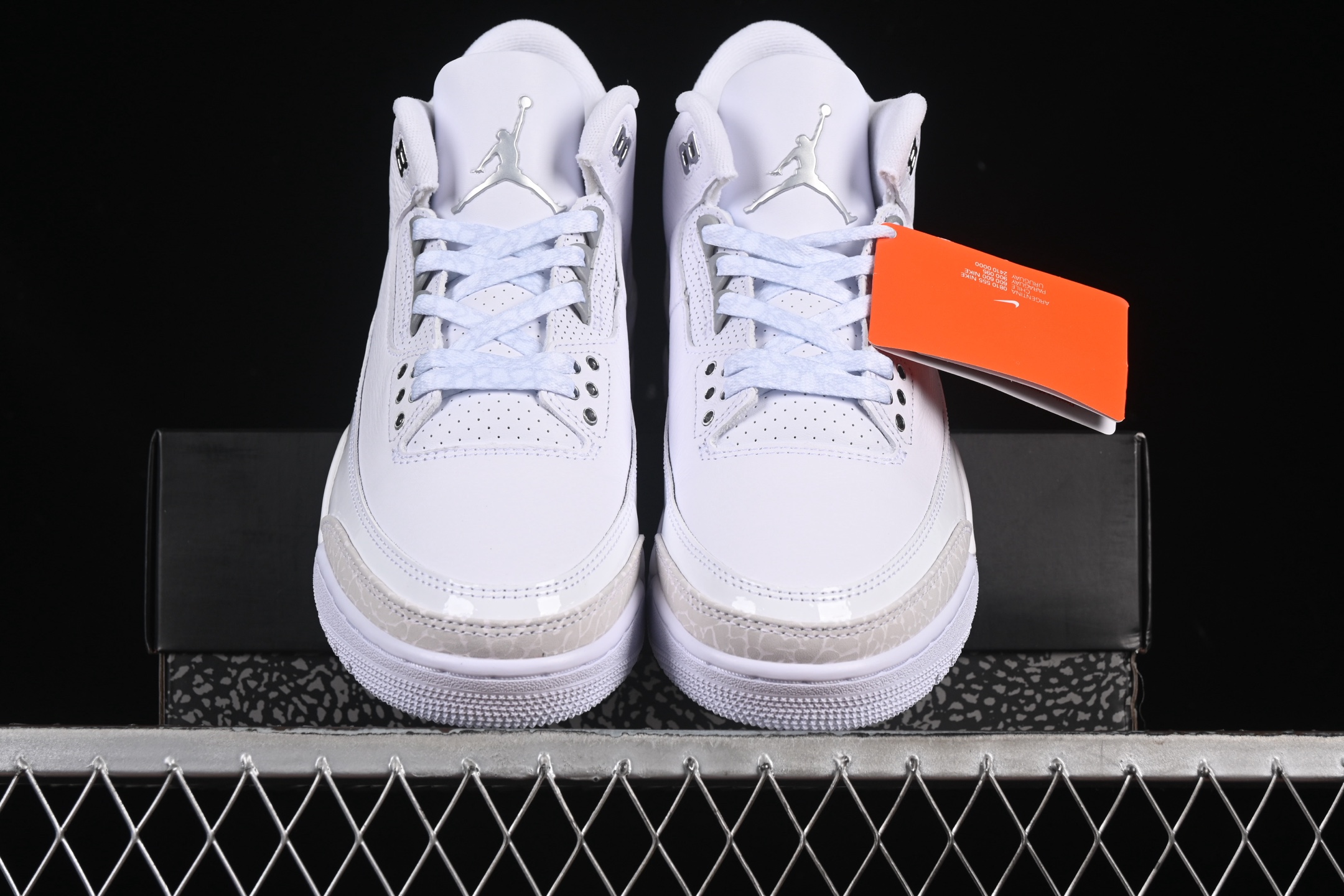 💰520顶级
Air Jordan 3 Retro "Pure Money" AJ3 乔3复刻白猫 CT8532-111
#大厂出品 原楦原纸板 细节如图所 客供原厂材料开发 极致一眼正品既视感 细节如图所
尺码:36 36.5 37.5 38 38.5 39 40 40.5 41 42 42.5 43 44 44.5 45 46 47.5 B.G7