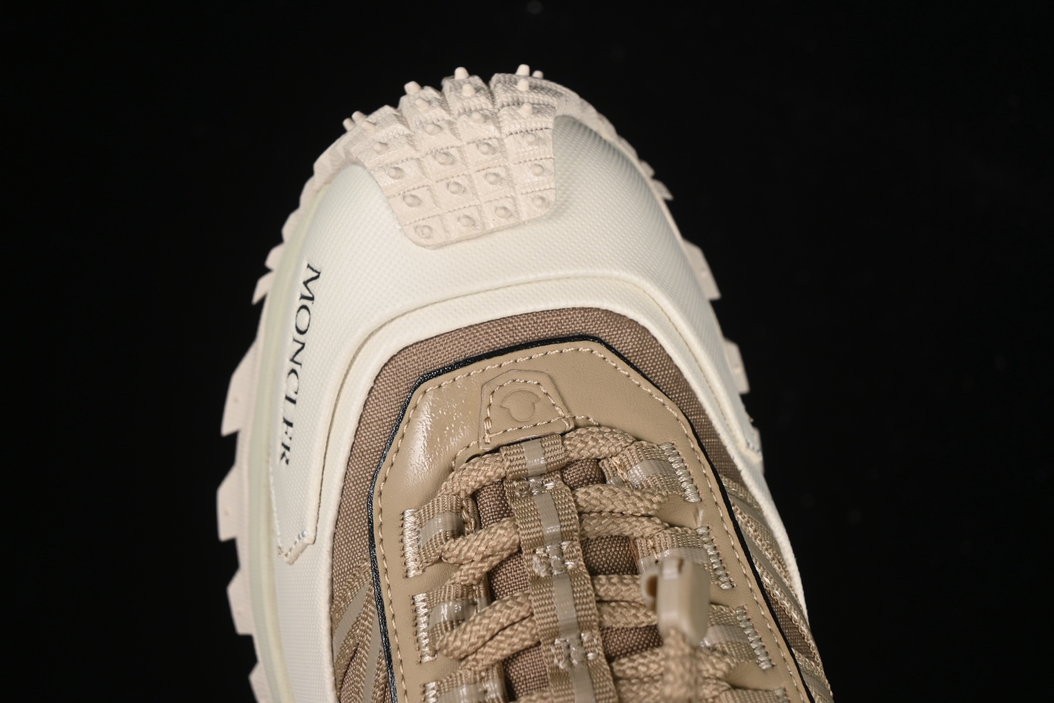 💰480纯原
Moncler 盟可睐/蒙口 Trailgrip GTX 抗撕裂材质山地户外鞋 M00150M6291
#鞋身采用Cordura防撕裂尼龙/Gore-Tex防水材质 中底内置全掌碳板 支撑性能拉满 侧边3M反光带
#大底采用RB MD 碳板 TPU 五层分离组合 鞋底搭载Vibram外底提供超强的抓地力和防滑性能 原装大盒包装 内赠Moncler徽章防层袋一副
尺码:36 37 38 39 40 41 42 43 44 45 46 X.E5