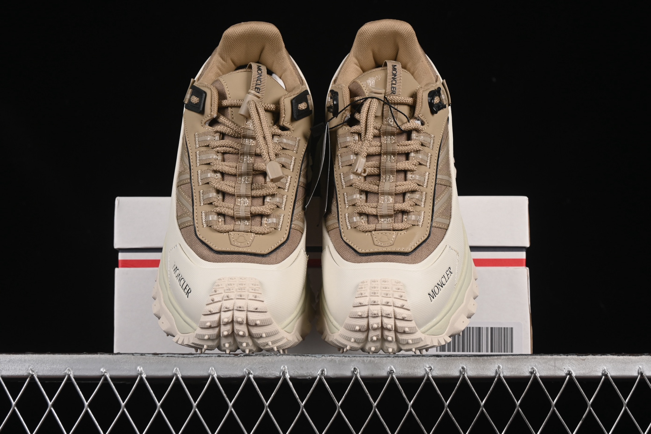 💰480纯原
Moncler 盟可睐/蒙口 Trailgrip GTX 抗撕裂材质山地户外鞋 M00150M6291
#鞋身采用Cordura防撕裂尼龙/Gore-Tex防水材质 中底内置全掌碳板 支撑性能拉满 侧边3M反光带
#大底采用RB MD 碳板 TPU 五层分离组合 鞋底搭载Vibram外底提供超强的抓地力和防滑性能 原装大盒包装 内赠Moncler徽章防层袋一副
尺码:36 37 38 39 40 41 42 43 44 45 46 X.E5