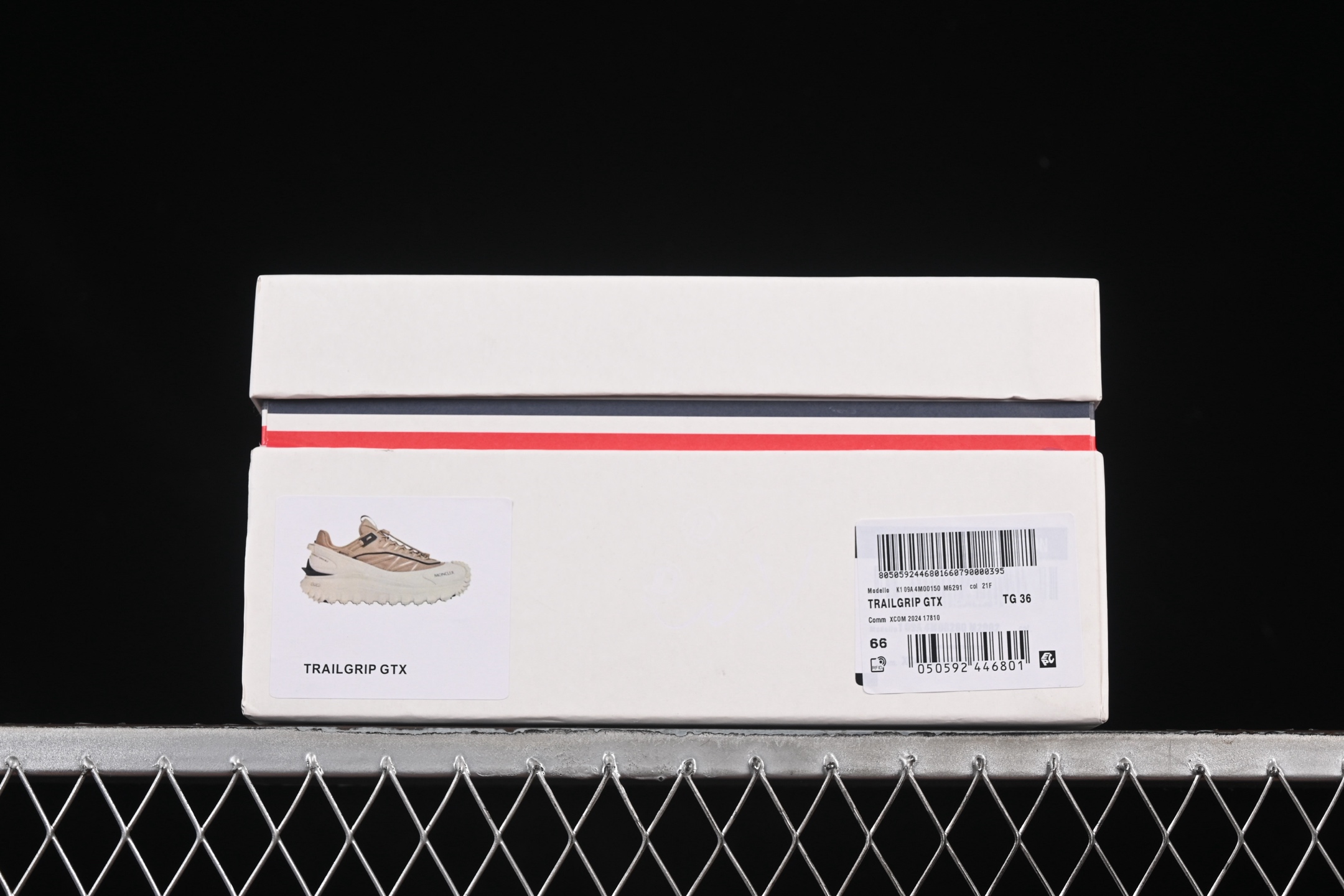 💰480纯原
Moncler 盟可睐/蒙口 Trailgrip GTX 抗撕裂材质山地户外鞋 M00150M6291
#鞋身采用Cordura防撕裂尼龙/Gore-Tex防水材质 中底内置全掌碳板 支撑性能拉满 侧边3M反光带
#大底采用RB MD 碳板 TPU 五层分离组合 鞋底搭载Vibram外底提供超强的抓地力和防滑性能 原装大盒包装 内赠Moncler徽章防层袋一副
尺码:36 37 38 39 40 41 42 43 44 45 46 X.E5