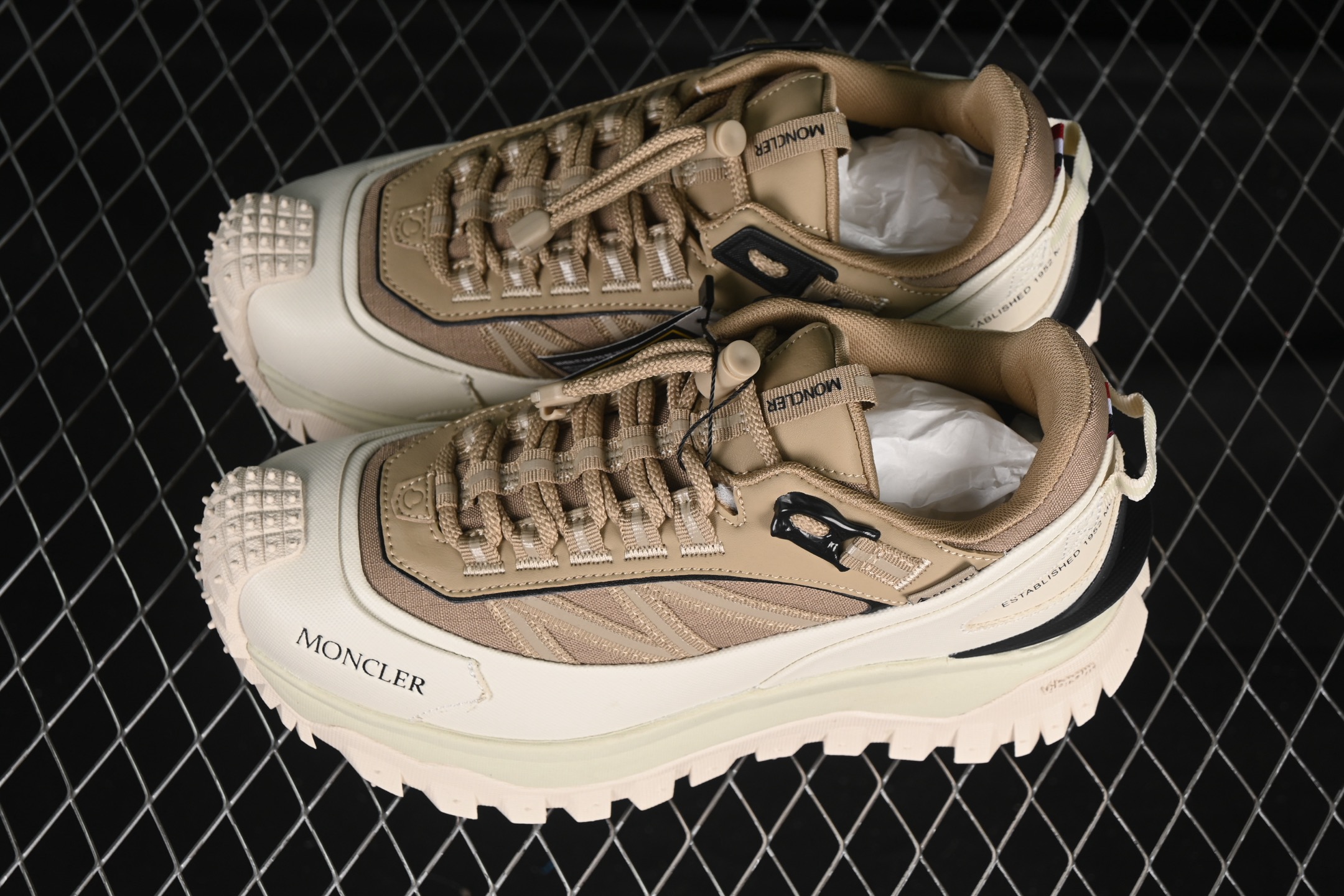 💰480纯原
Moncler 盟可睐/蒙口 Trailgrip GTX 抗撕裂材质山地户外鞋 M00150M6291
#鞋身采用Cordura防撕裂尼龙/Gore-Tex防水材质 中底内置全掌碳板 支撑性能拉满 侧边3M反光带
#大底采用RB MD 碳板 TPU 五层分离组合 鞋底搭载Vibram外底提供超强的抓地力和防滑性能 原装大盒包装 内赠Moncler徽章防层袋一副
尺码:36 37 38 39 40 41 42 43 44 45 46 X.E5