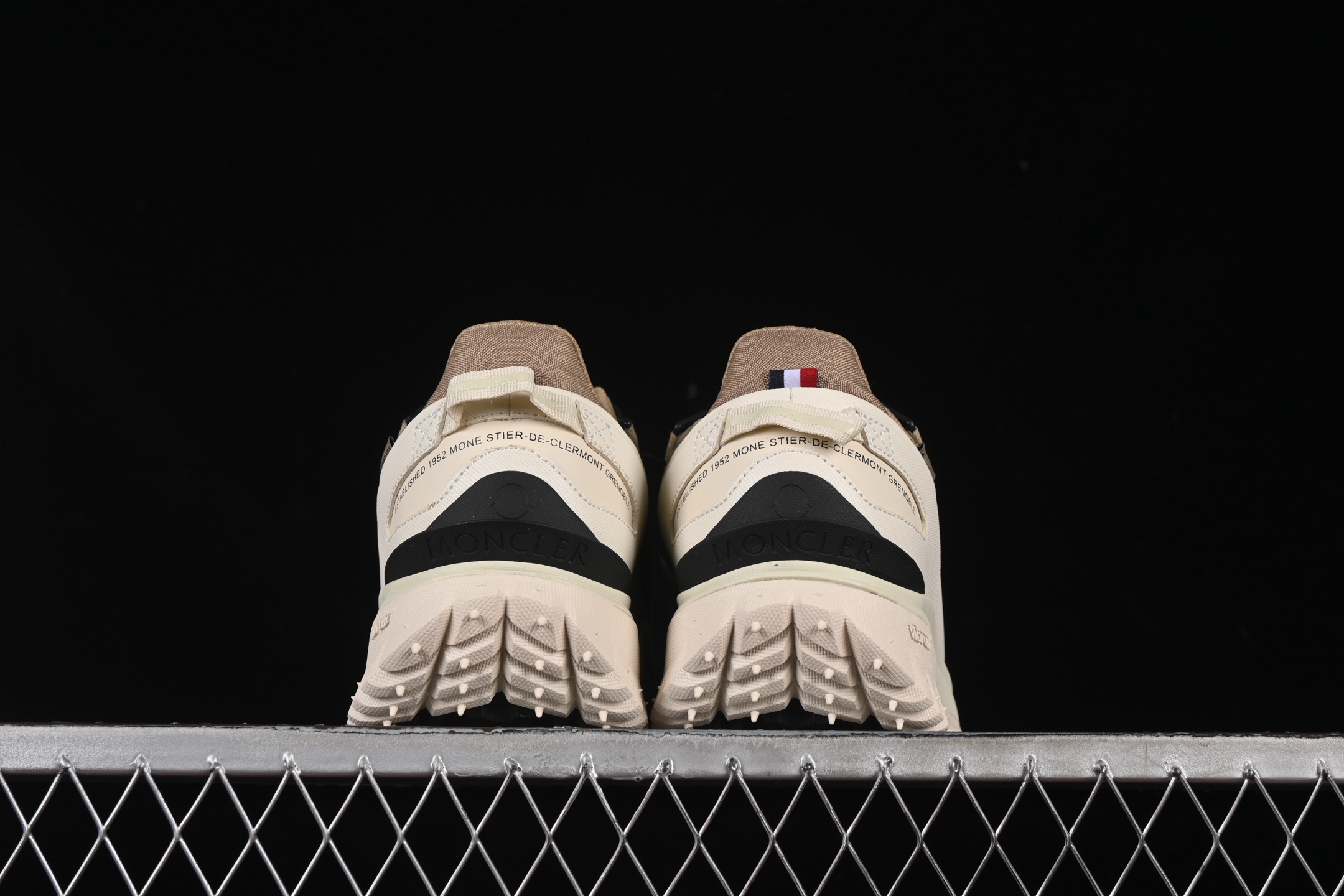 💰480纯原
Moncler 盟可睐/蒙口 Trailgrip GTX 抗撕裂材质山地户外鞋 M00150M6291
#鞋身采用Cordura防撕裂尼龙/Gore-Tex防水材质 中底内置全掌碳板 支撑性能拉满 侧边3M反光带
#大底采用RB MD 碳板 TPU 五层分离组合 鞋底搭载Vibram外底提供超强的抓地力和防滑性能 原装大盒包装 内赠Moncler徽章防层袋一副
尺码:36 37 38 39 40 41 42 43 44 45 46 X.E5