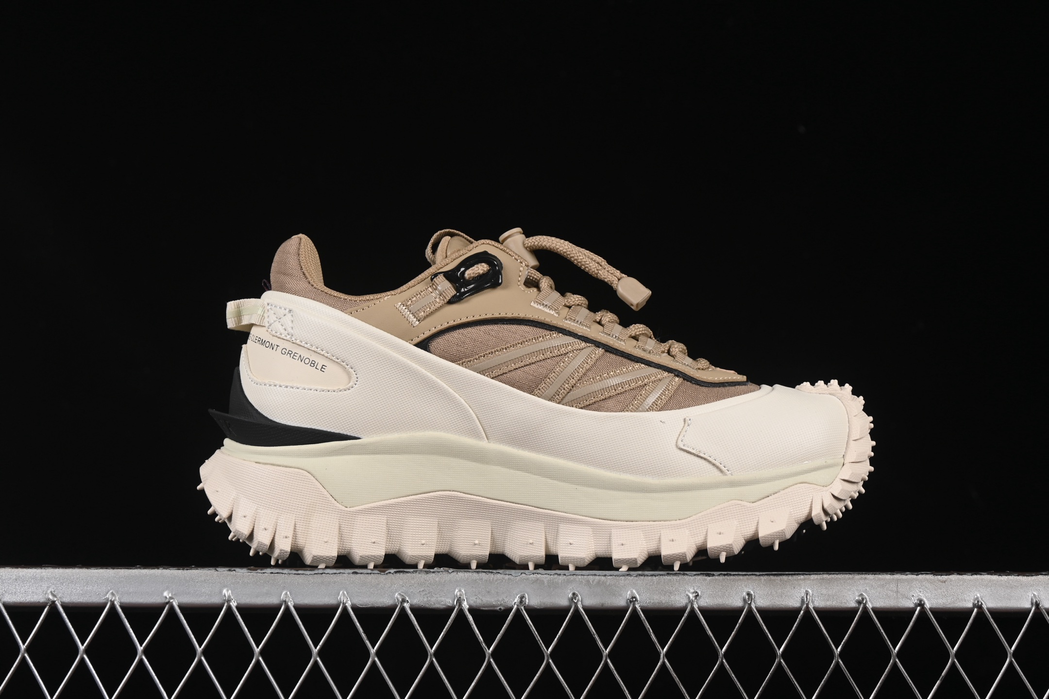 💰480纯原
Moncler 盟可睐/蒙口 Trailgrip GTX 抗撕裂材质山地户外鞋 M00150M6291
#鞋身采用Cordura防撕裂尼龙/Gore-Tex防水材质 中底内置全掌碳板 支撑性能拉满 侧边3M反光带
#大底采用RB MD 碳板 TPU 五层分离组合 鞋底搭载Vibram外底提供超强的抓地力和防滑性能 原装大盒包装 内赠Moncler徽章防层袋一副
尺码:36 37 38 39 40 41 42 43 44 45 46 X.E5