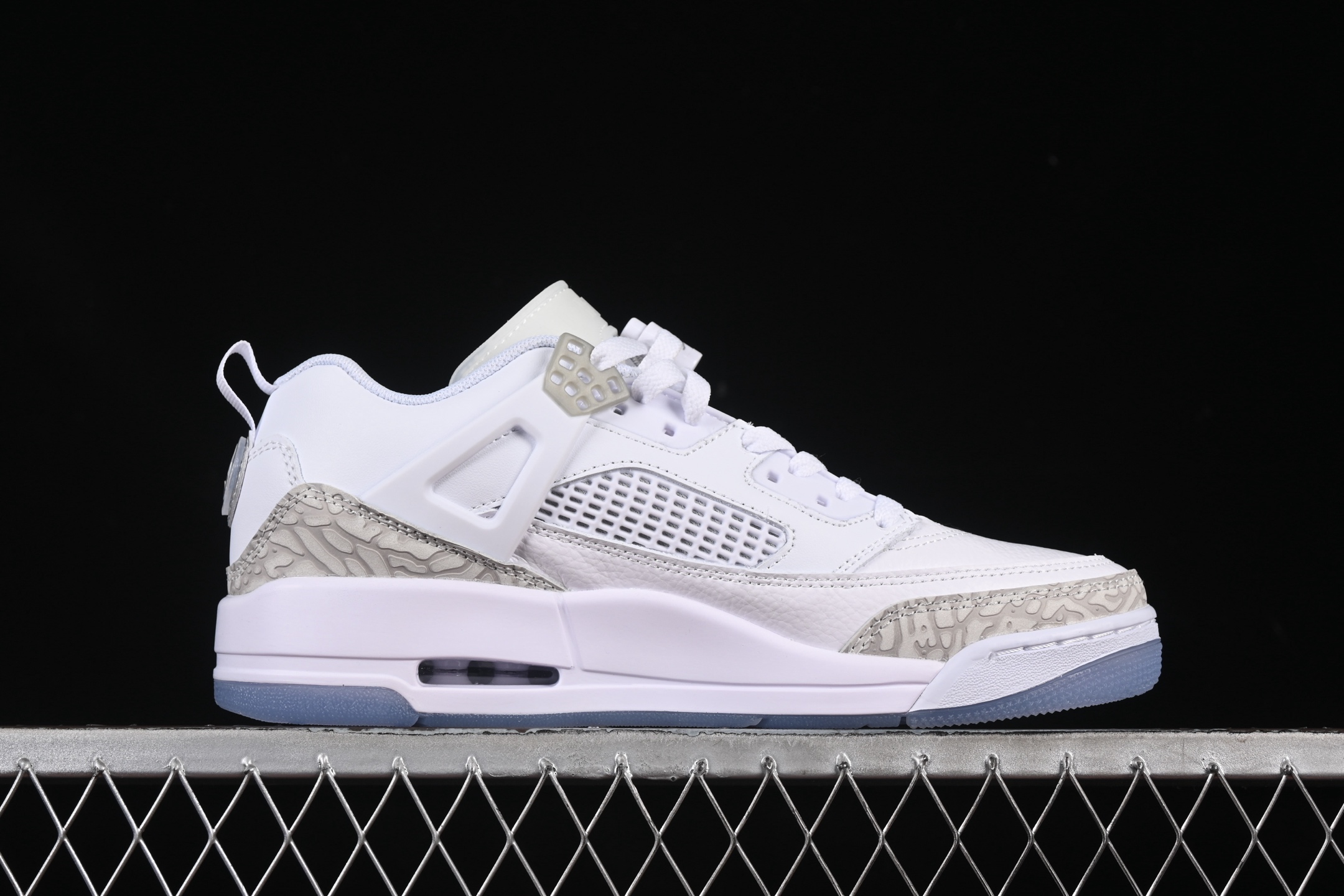 💰300纯原
Jordan Spizike Low AJ 乔丹合体元素 复古蓝配色 文化休闲板鞋 FQ1759-103
#整双鞋在 Air Jordan 5 Low 廓形的基础上,通过加入 AJ3 的爆裂纹和鞋底设计、AJ6 的鞋舌和鞋带束扣、AJ4 的鞋侧三角稳定贴片和鞋带孔等,
尺码:36 36.5 37.5 38 38.5 39 40 40.5 41 42 42.5 43 44 44.5 45 46 47.5 ZZD4