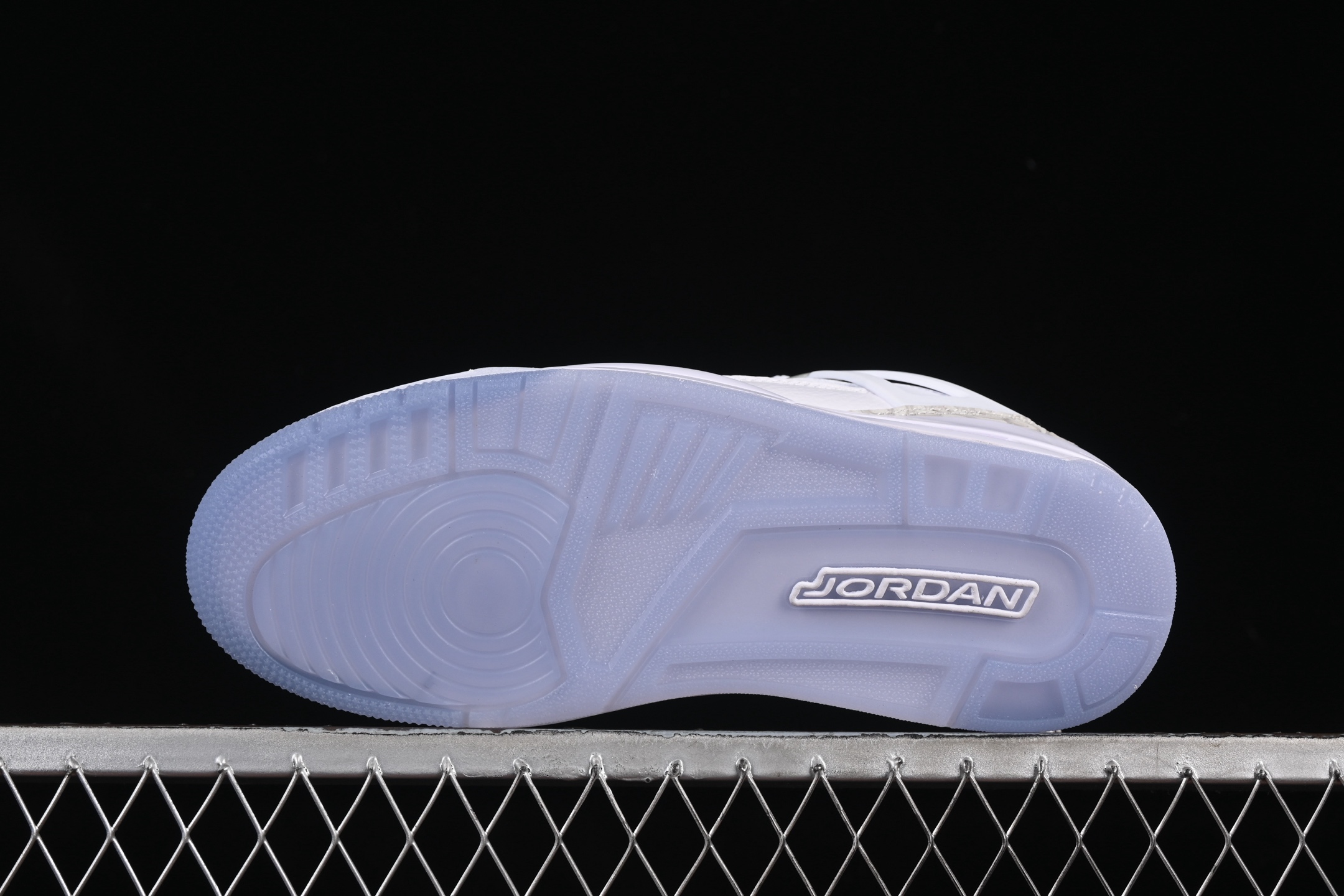 💰300纯原
Jordan Spizike Low AJ 乔丹合体元素 复古蓝配色 文化休闲板鞋 FQ1759-103
#整双鞋在 Air Jordan 5 Low 廓形的基础上,通过加入 AJ3 的爆裂纹和鞋底设计、AJ6 的鞋舌和鞋带束扣、AJ4 的鞋侧三角稳定贴片和鞋带孔等,
尺码:36 36.5 37.5 38 38.5 39 40 40.5 41 42 42.5 43 44 44.5 45 46 47.5 ZZD4