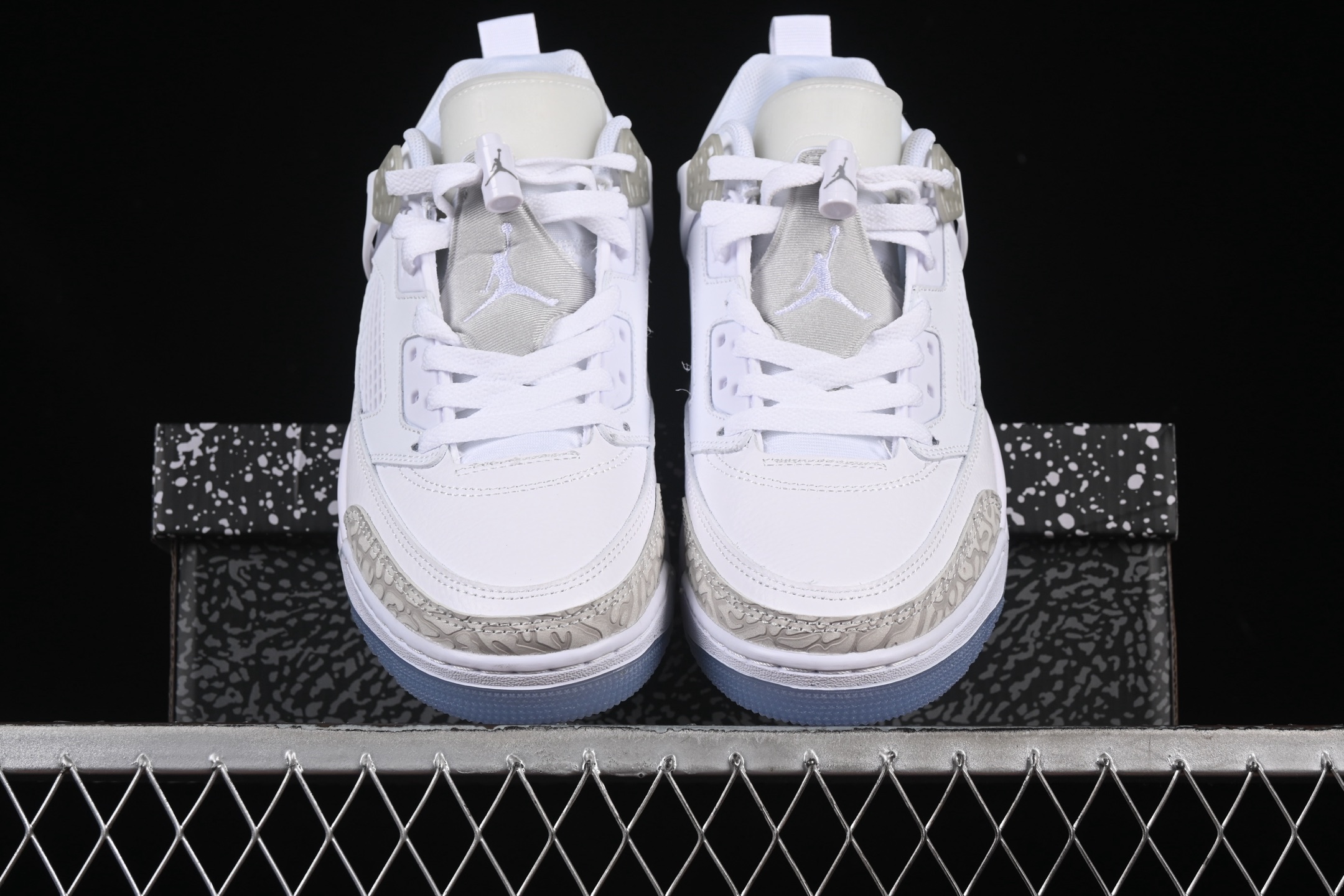 💰300纯原
Jordan Spizike Low AJ 乔丹合体元素 复古蓝配色 文化休闲板鞋 FQ1759-103
#整双鞋在 Air Jordan 5 Low 廓形的基础上,通过加入 AJ3 的爆裂纹和鞋底设计、AJ6 的鞋舌和鞋带束扣、AJ4 的鞋侧三角稳定贴片和鞋带孔等,
尺码:36 36.5 37.5 38 38.5 39 40 40.5 41 42 42.5 43 44 44.5 45 46 47.5 ZZD4