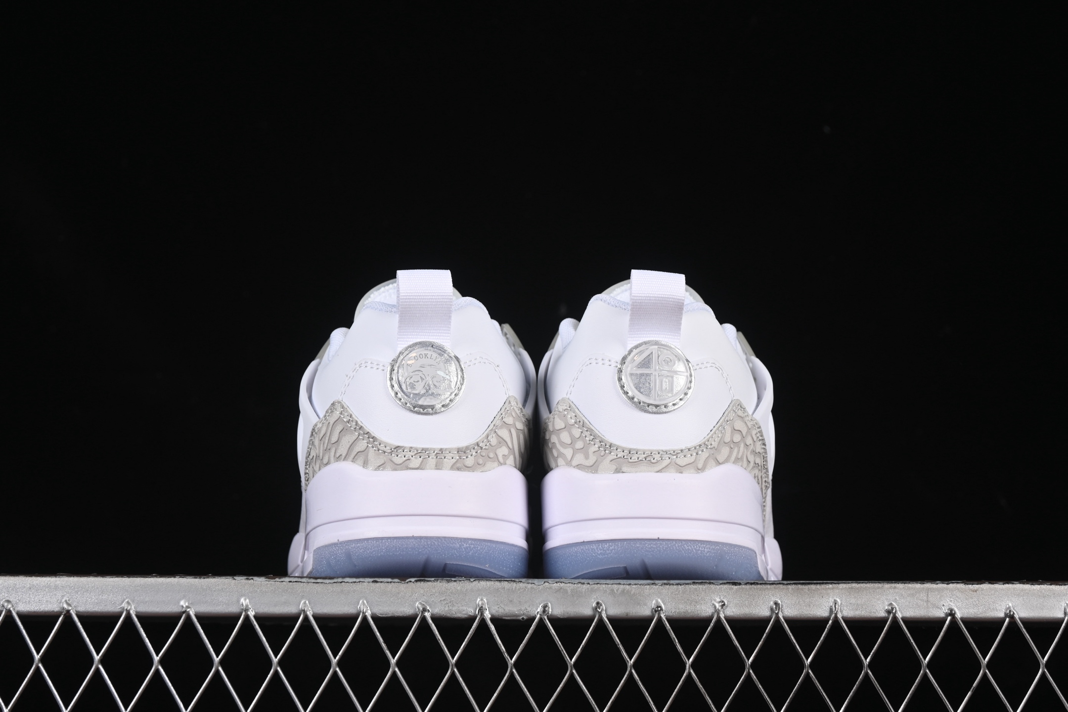 💰300纯原
Jordan Spizike Low AJ 乔丹合体元素 复古蓝配色 文化休闲板鞋 FQ1759-103
#整双鞋在 Air Jordan 5 Low 廓形的基础上,通过加入 AJ3 的爆裂纹和鞋底设计、AJ6 的鞋舌和鞋带束扣、AJ4 的鞋侧三角稳定贴片和鞋带孔等,
尺码:36 36.5 37.5 38 38.5 39 40 40.5 41 42 42.5 43 44 44.5 45 46 47.5 ZZD4