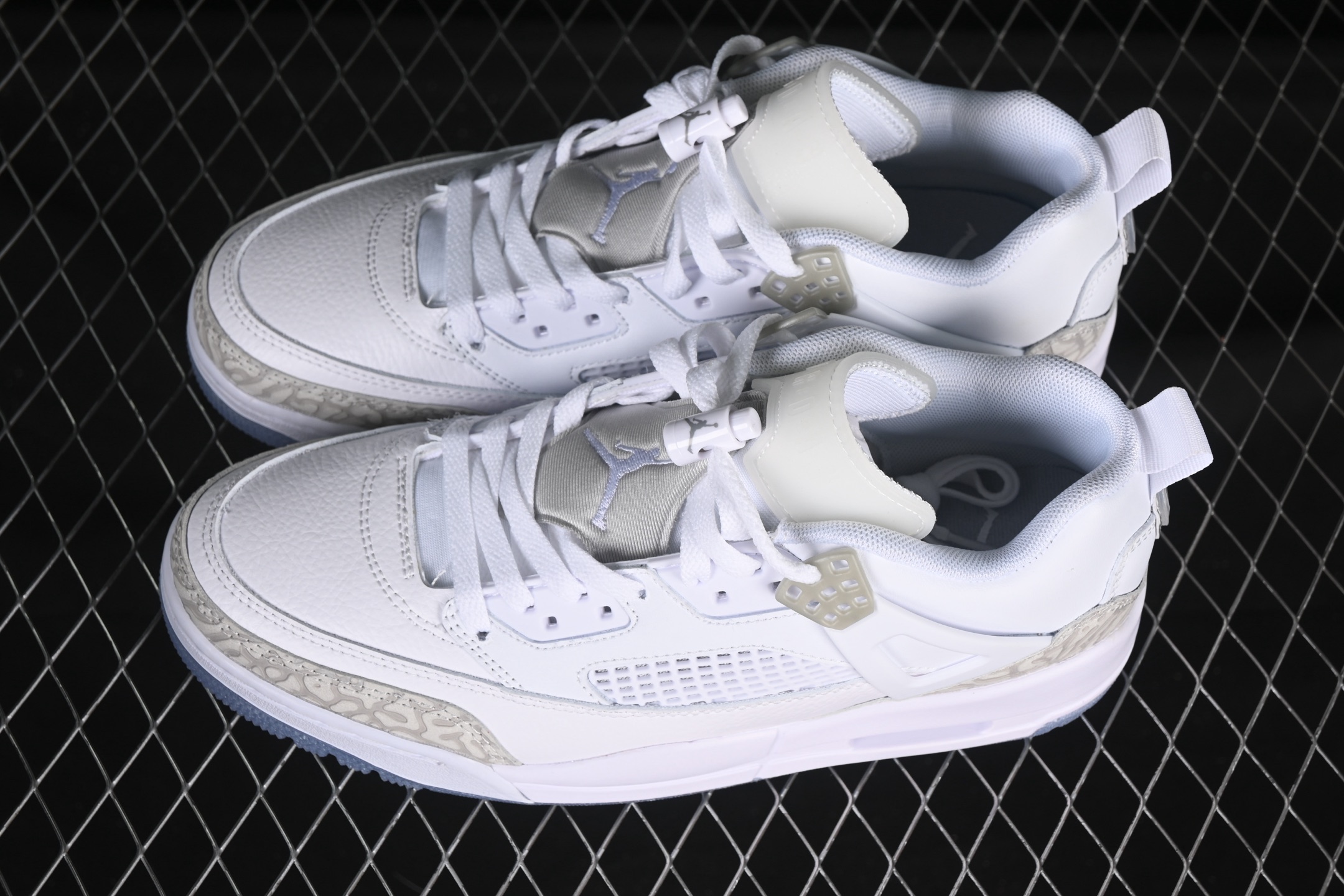 💰300纯原
Jordan Spizike Low AJ 乔丹合体元素 复古蓝配色 文化休闲板鞋 FQ1759-103
#整双鞋在 Air Jordan 5 Low 廓形的基础上,通过加入 AJ3 的爆裂纹和鞋底设计、AJ6 的鞋舌和鞋带束扣、AJ4 的鞋侧三角稳定贴片和鞋带孔等,
尺码:36 36.5 37.5 38 38.5 39 40 40.5 41 42 42.5 43 44 44.5 45 46 47.5 ZZD4