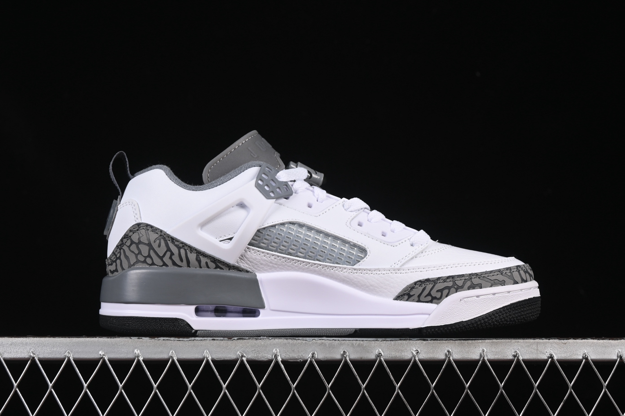 💰300纯原
Jordan Spizike Low AJ 乔丹合体元素 复古蓝配色 文化休闲板鞋 FQ1759-102
#整双鞋在 Air Jordan 5 Low 廓形的基础上,通过加入 AJ3 的爆裂纹和鞋底设计、AJ6 的鞋舌和鞋带束扣、AJ4 的鞋侧三角稳定贴片和鞋带孔等,
尺码:36 36.5 37.5 38 38.5 39 40 40.5 41 42 42.5 43 44 44.5 45 46 47.5 ZZD4