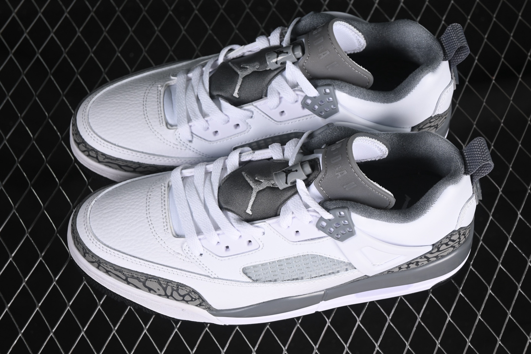 💰300纯原
Jordan Spizike Low AJ 乔丹合体元素 复古蓝配色 文化休闲板鞋 FQ1759-102
#整双鞋在 Air Jordan 5 Low 廓形的基础上,通过加入 AJ3 的爆裂纹和鞋底设计、AJ6 的鞋舌和鞋带束扣、AJ4 的鞋侧三角稳定贴片和鞋带孔等,
尺码:36 36.5 37.5 38 38.5 39 40 40.5 41 42 42.5 43 44 44.5 45 46 47.5 ZZD4