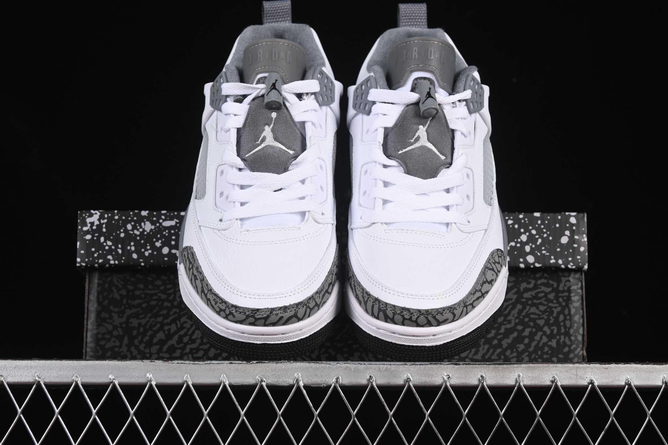 💰300纯原
Jordan Spizike Low AJ 乔丹合体元素 复古蓝配色 文化休闲板鞋 FQ1759-102
#整双鞋在 Air Jordan 5 Low 廓形的基础上,通过加入 AJ3 的爆裂纹和鞋底设计、AJ6 的鞋舌和鞋带束扣、AJ4 的鞋侧三角稳定贴片和鞋带孔等,
尺码:36 36.5 37.5 38 38.5 39 40 40.5 41 42 42.5 43 44 44.5 45 46 47.5 ZZD4