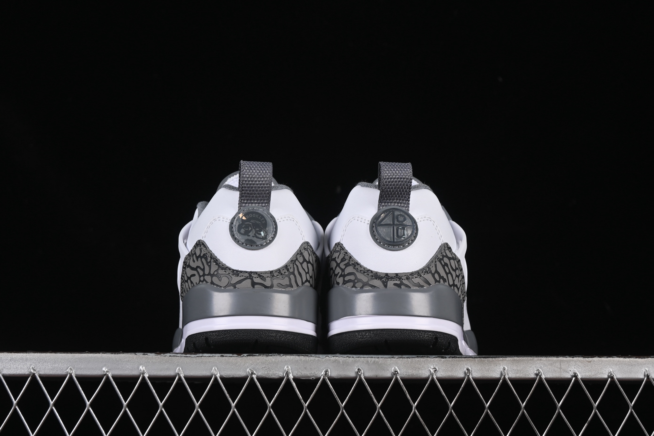 💰300纯原
Jordan Spizike Low AJ 乔丹合体元素 复古蓝配色 文化休闲板鞋 FQ1759-102
#整双鞋在 Air Jordan 5 Low 廓形的基础上,通过加入 AJ3 的爆裂纹和鞋底设计、AJ6 的鞋舌和鞋带束扣、AJ4 的鞋侧三角稳定贴片和鞋带孔等,
尺码:36 36.5 37.5 38 38.5 39 40 40.5 41 42 42.5 43 44 44.5 45 46 47.5 ZZD4